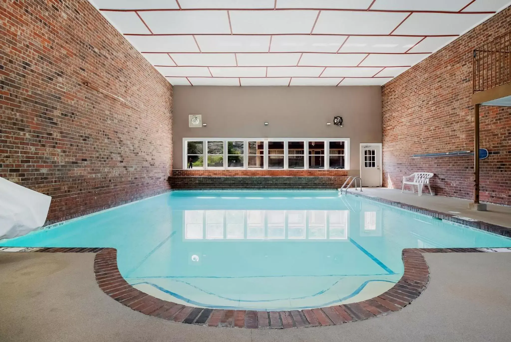 Swimming Pool in Red Roof Inn Chattanooga - Lookout Mountain