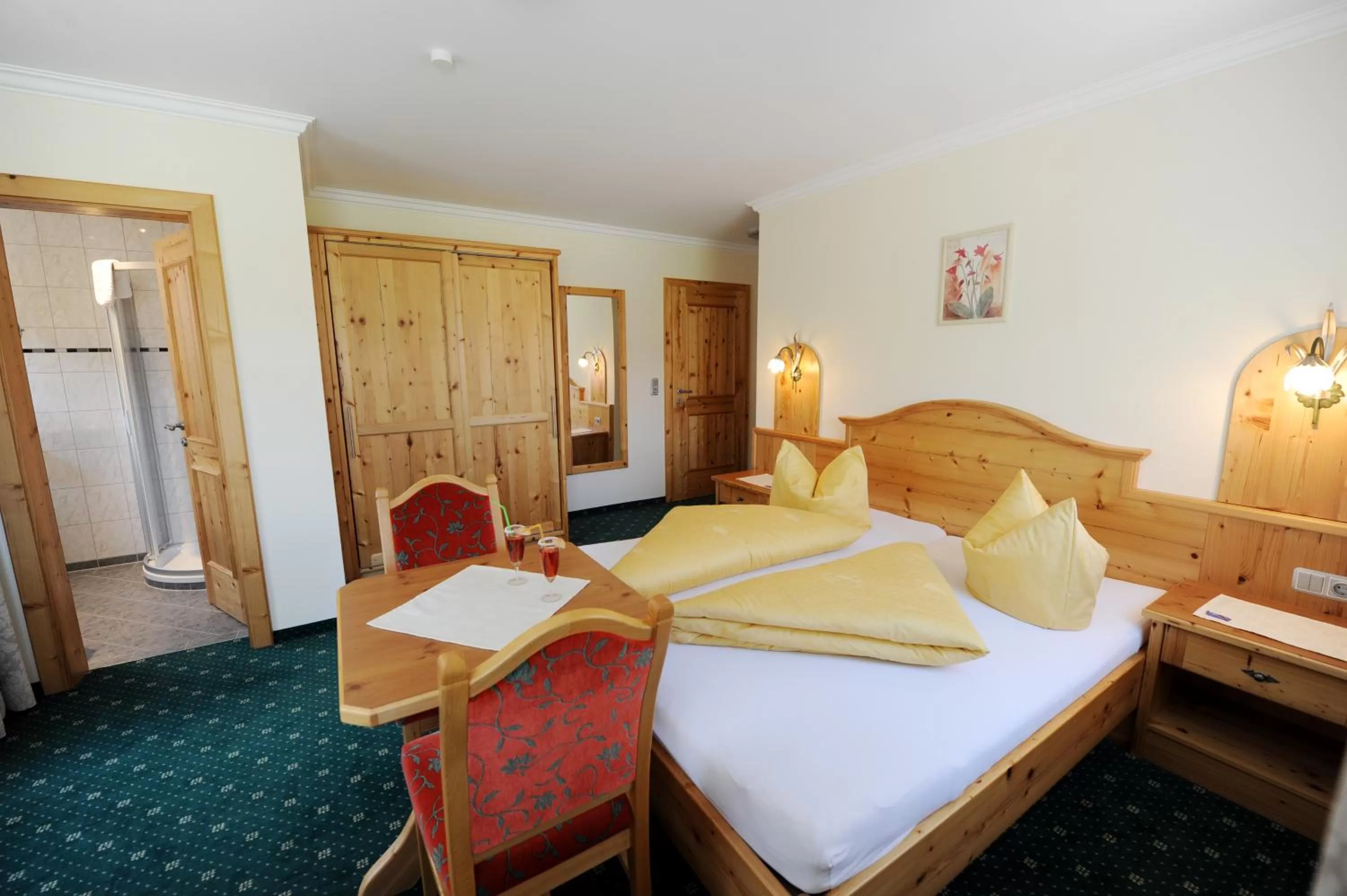 Photo of the whole room, Bed in Hotel Garni Landhaus Platzer