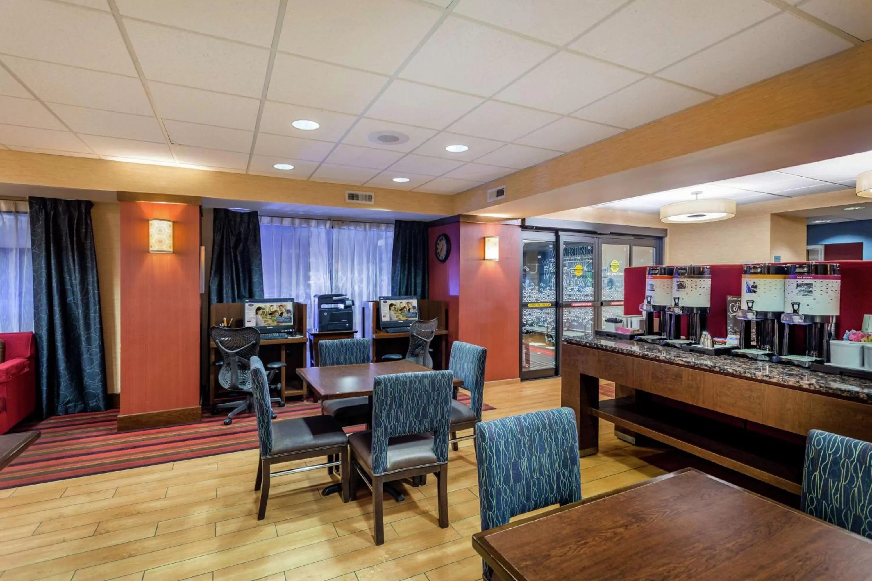 Lobby or reception in Hampton Inn Milwaukee Airport