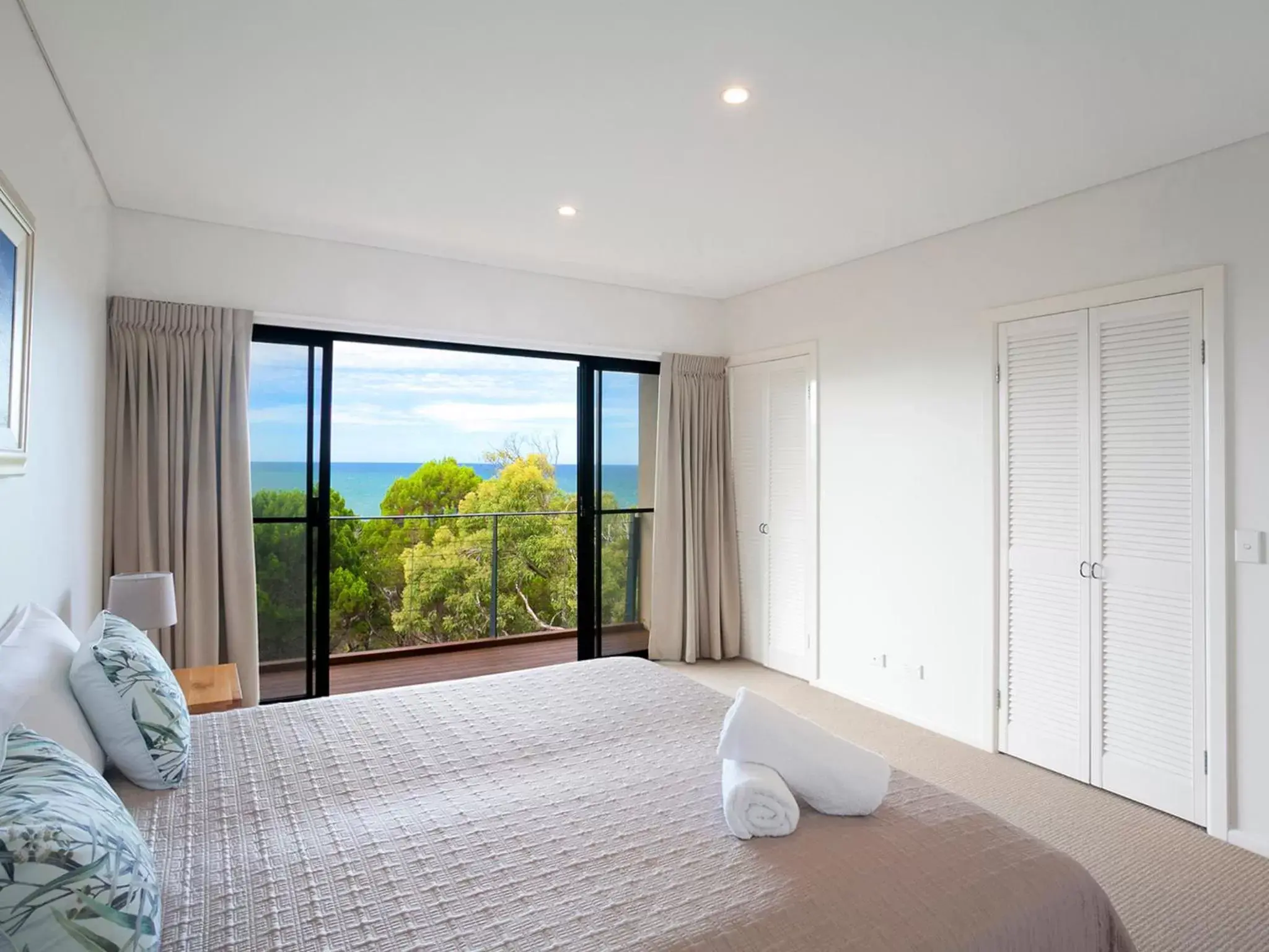 Photo of the whole room, Bed in The Point Coolum