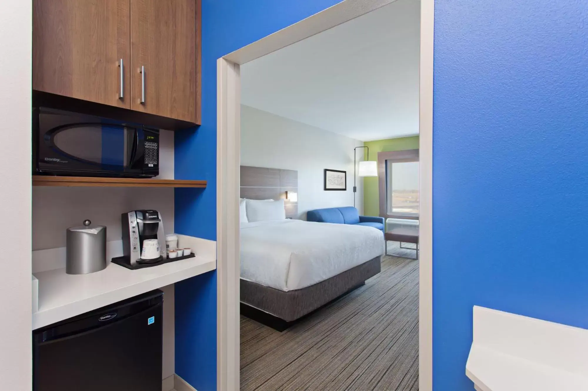 Coffee/tea facilities in Holiday Inn Express & Suites - Moses Lake, an IHG Hotel