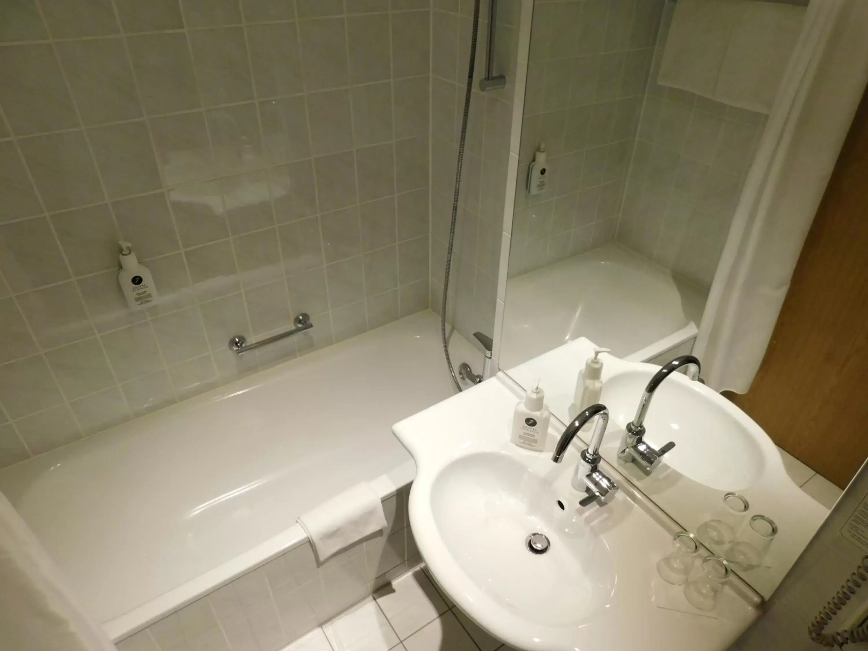 Photo of the whole room, Bathroom in Feringapark Hotel Unterföhring