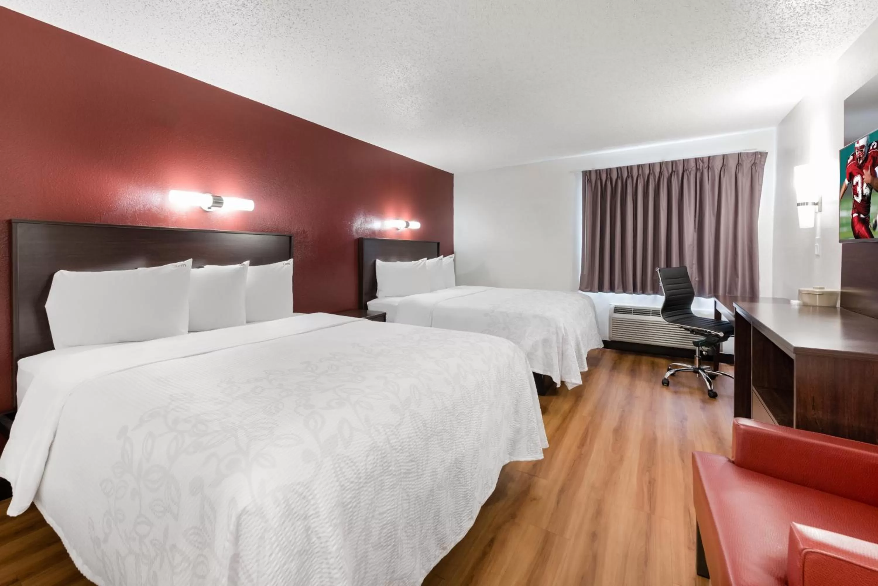 Photo of the whole room, Bed in Red Roof Inn PLUS+ Columbus - Worthington
