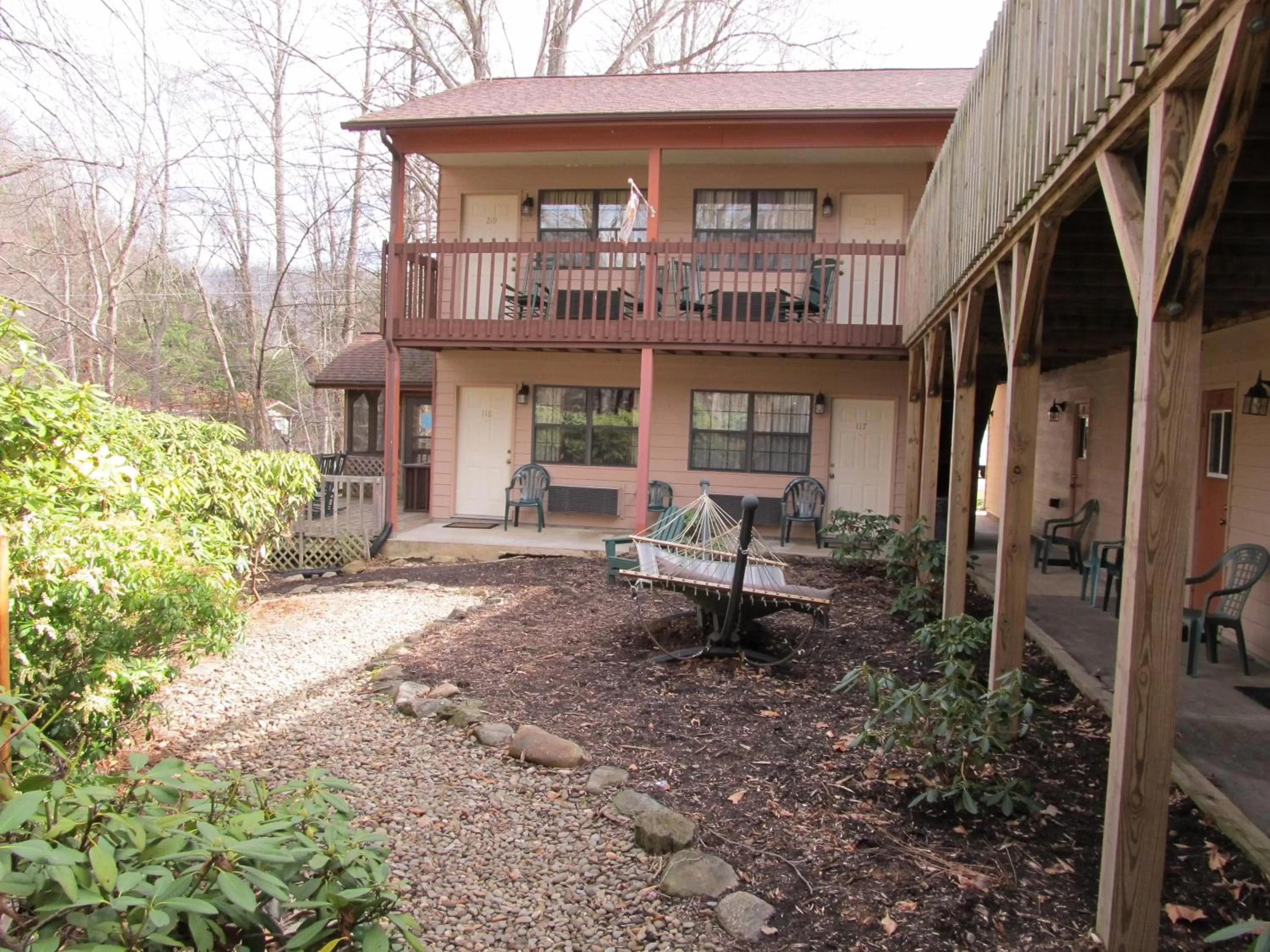 Facade/entrance, Property Building in Jonathan Creek Inn and Villas