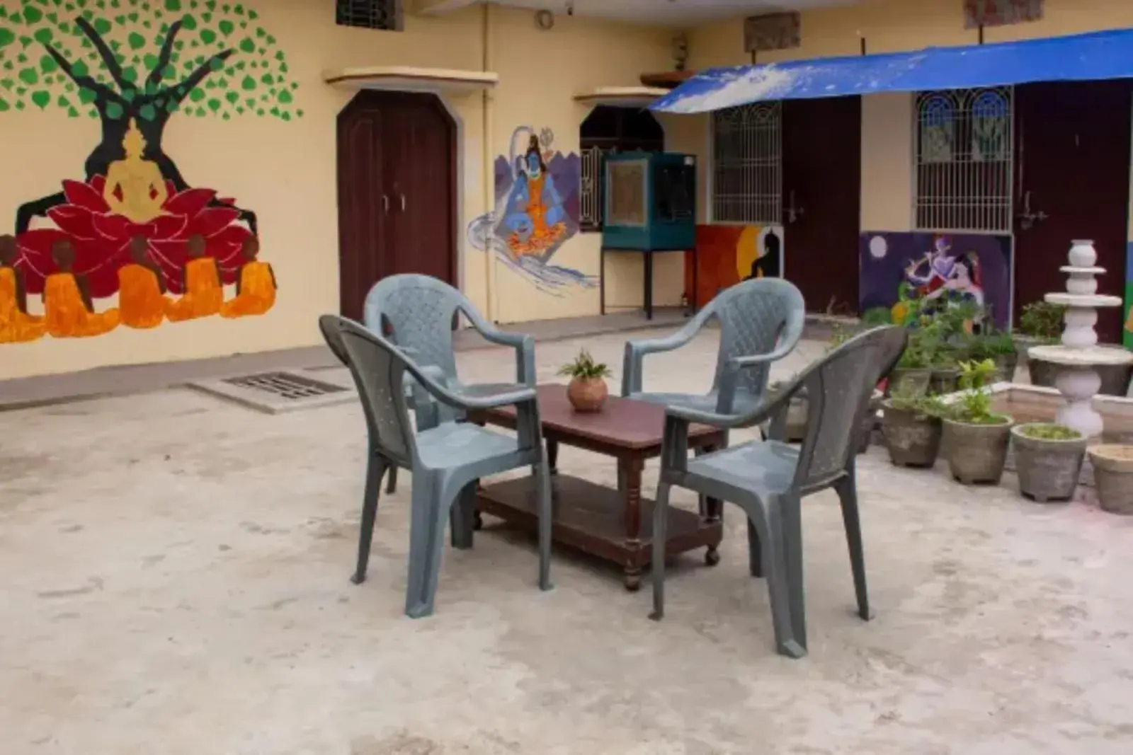 Seating area in GRG Mohit Paying Guest House Varanasi