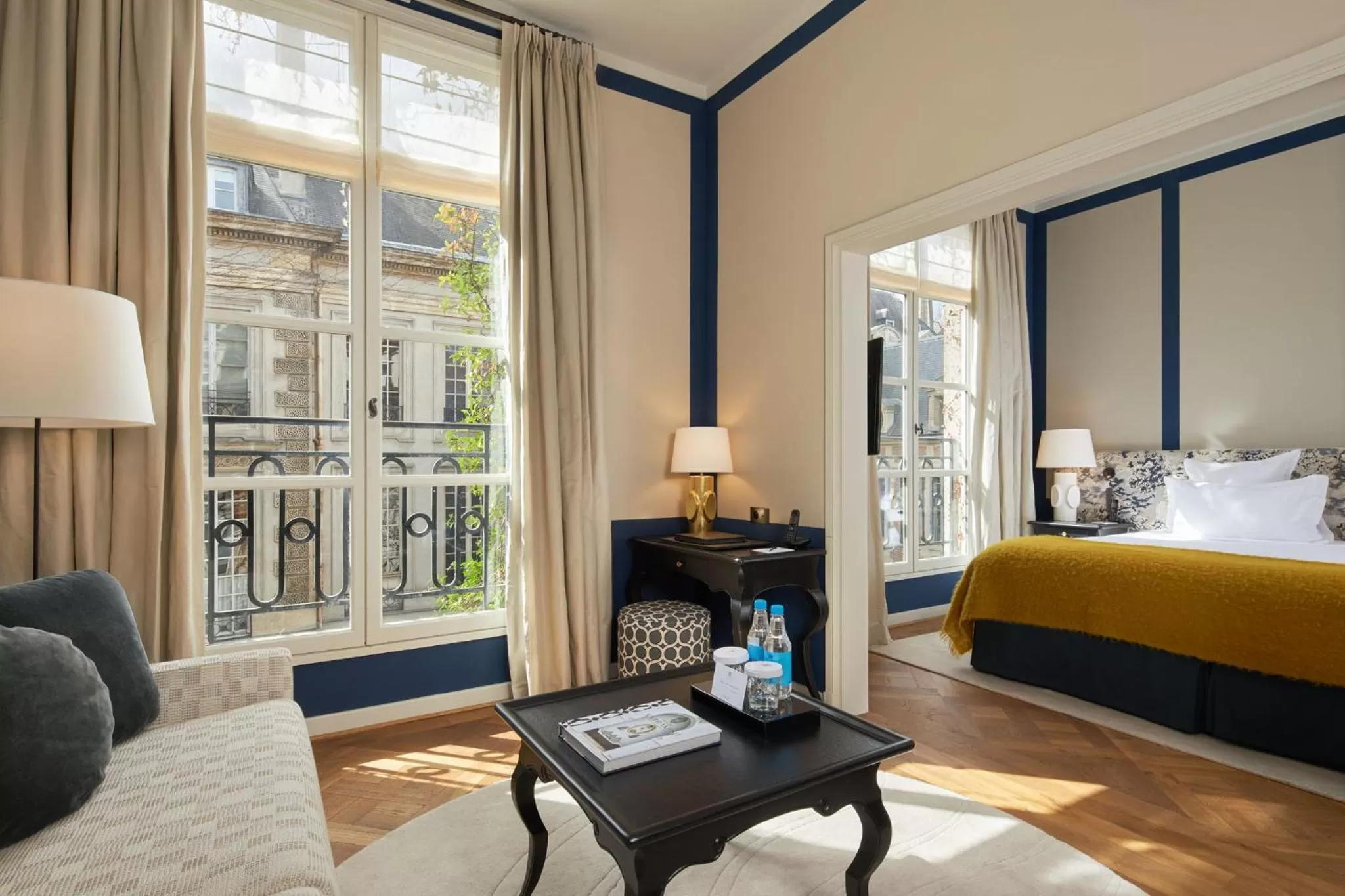 Bedroom, Bed in Le Pavillon de la Reine & Spa, Place des Vosges