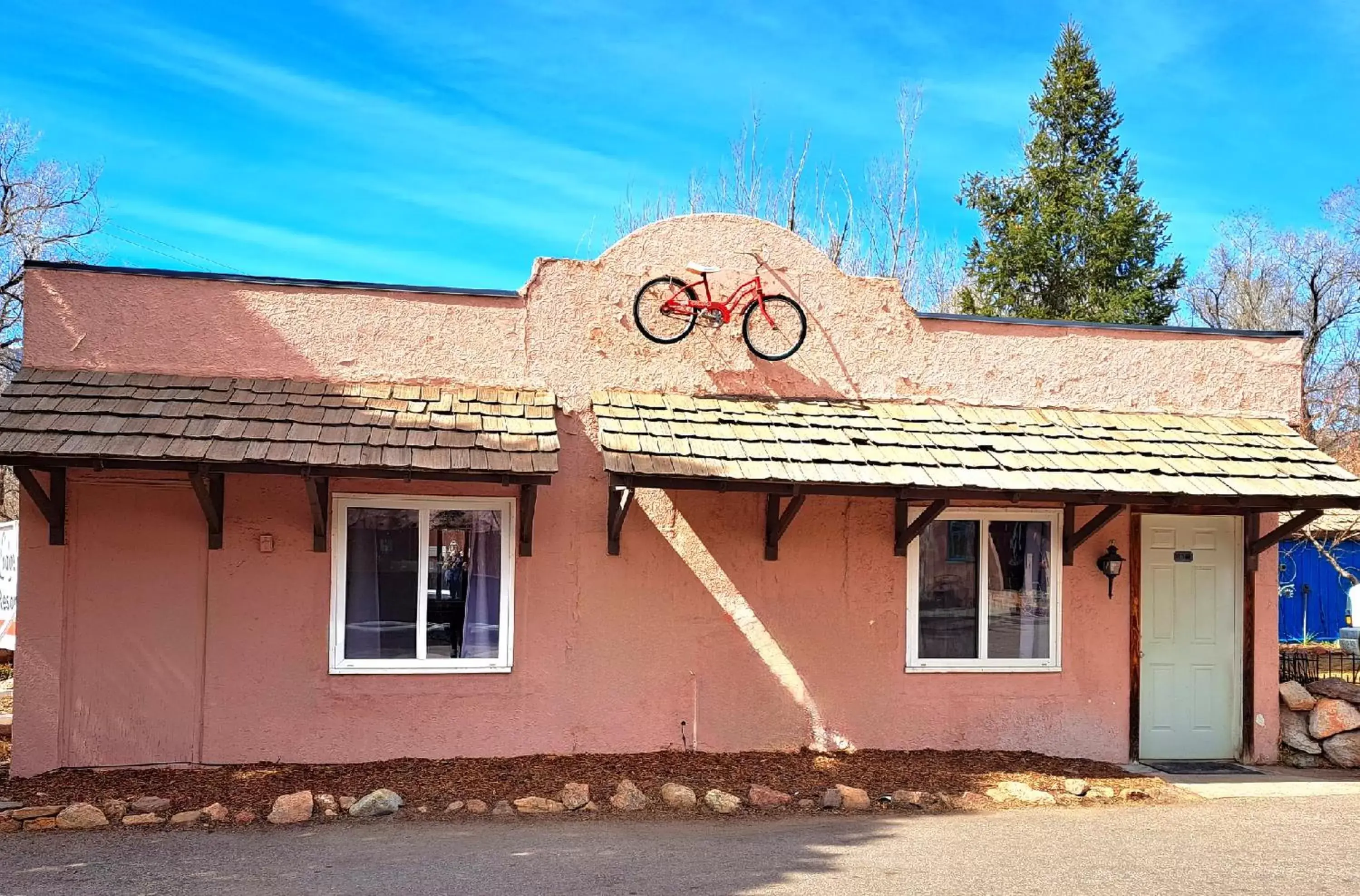 Patio, Property Building in Buffalo Lodge Bicycle Resort - Amazing access to local trails & the Garden