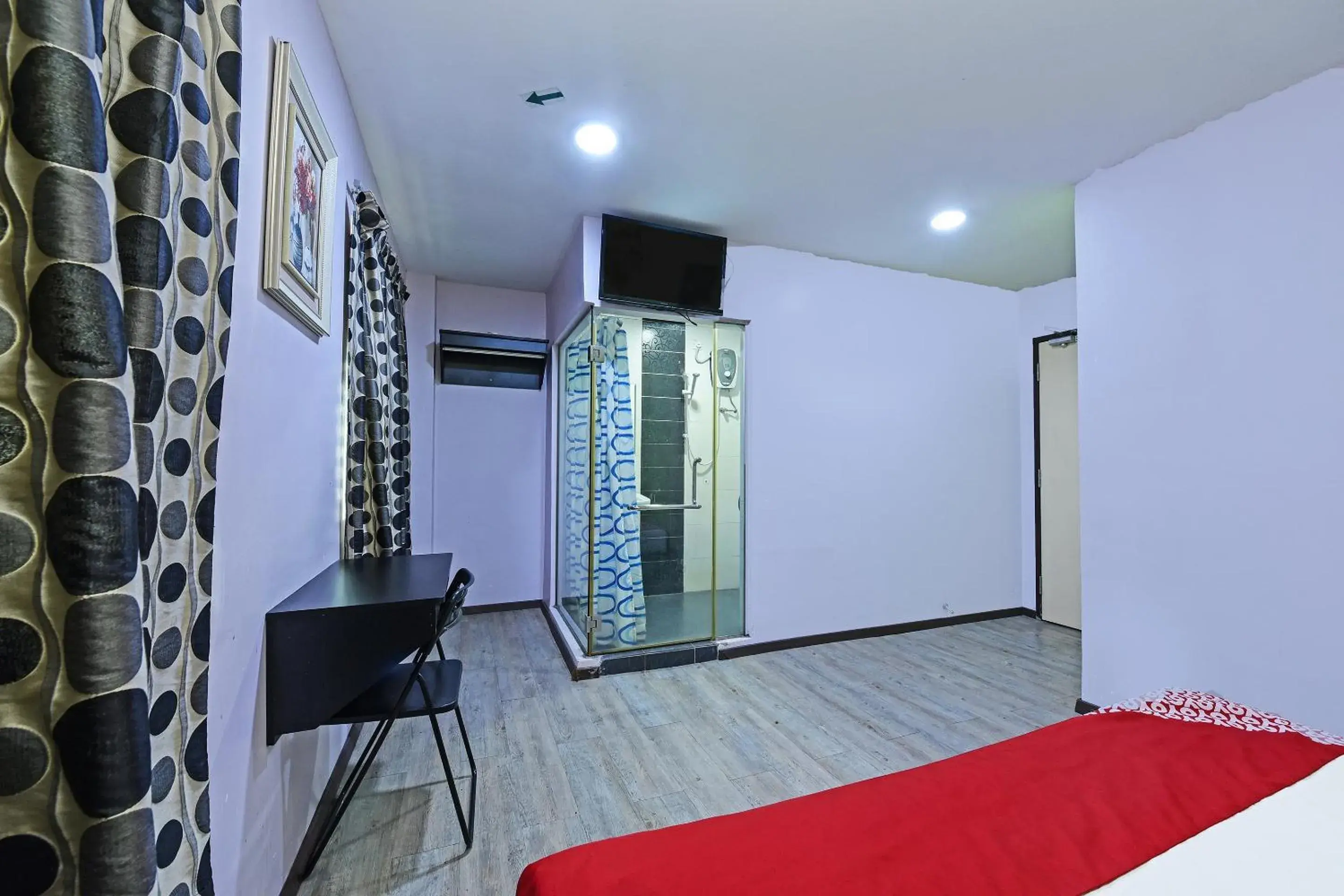 Bedroom, TV/Entertainment Center in OYO 992 Orange Hotel Kuala Pilah