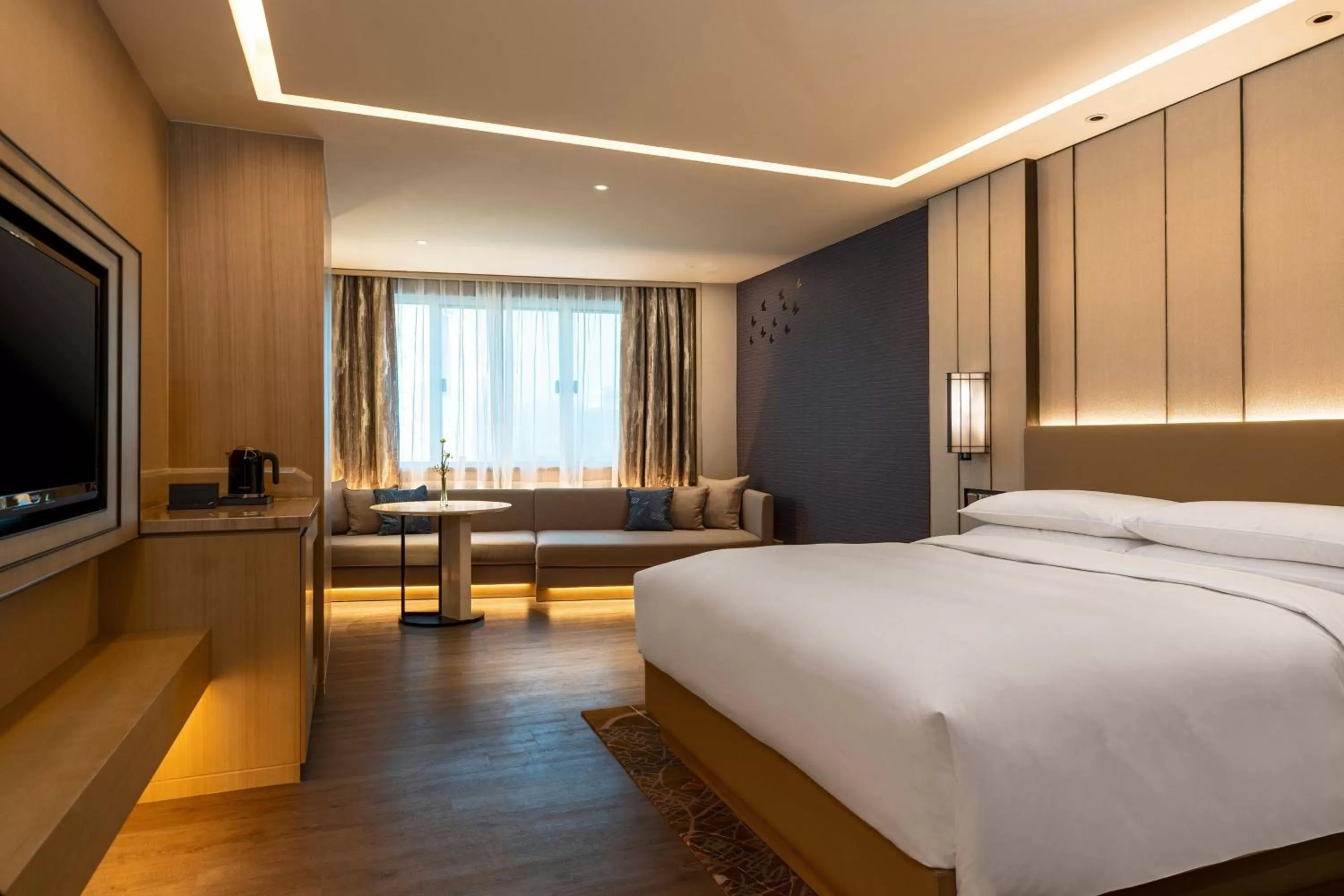 Photo of the whole room, Bed in Renaissance Shenzhen Luohu Hotel