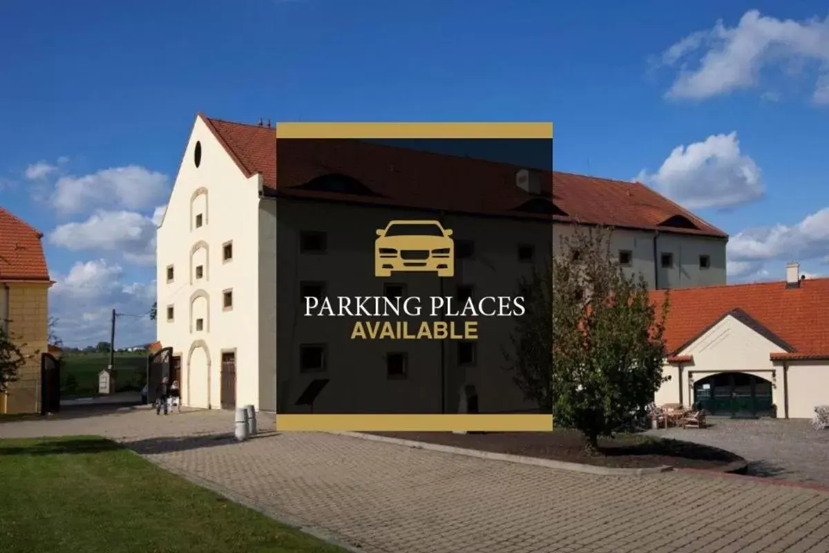 Parking, Property Building in Pytloun Chateau Hotel Ctěnice