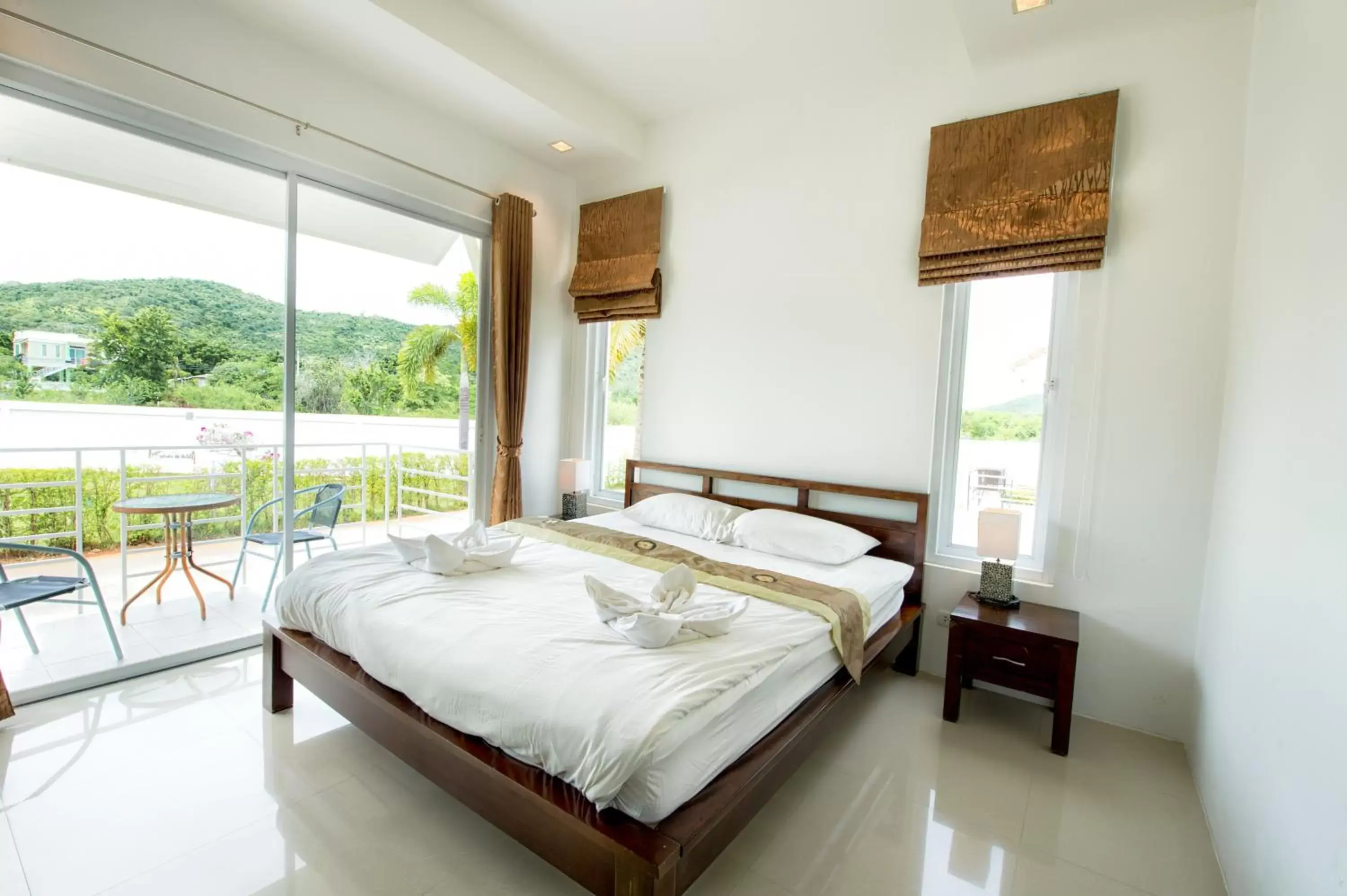 Bedroom, Bed in Oriental Beach Pearl Resort