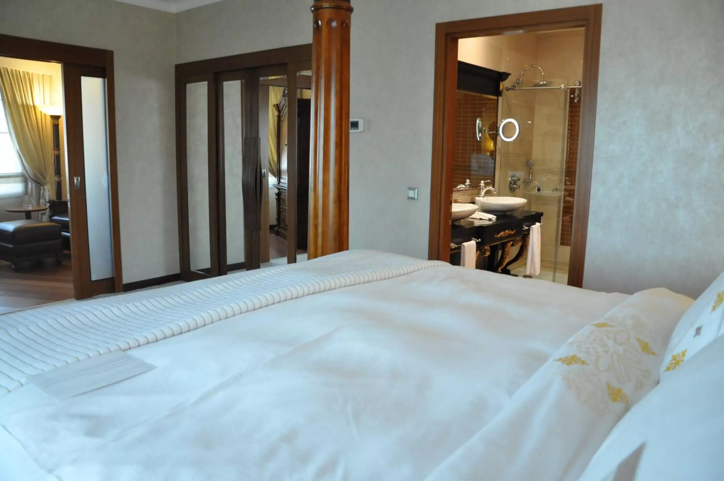 Bathroom, Bed in Mövenpick Hotel Izmir