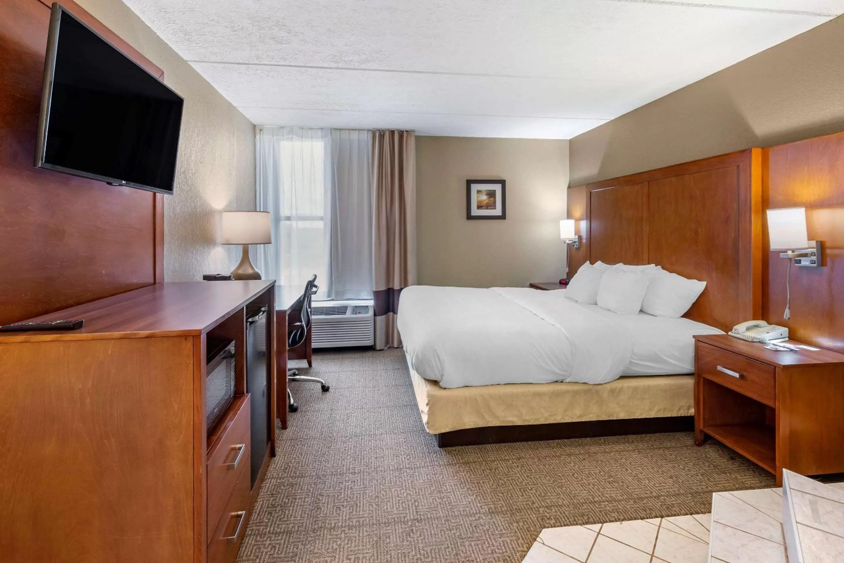 Photo of the whole room, Bed in Comfort Inn Alliance