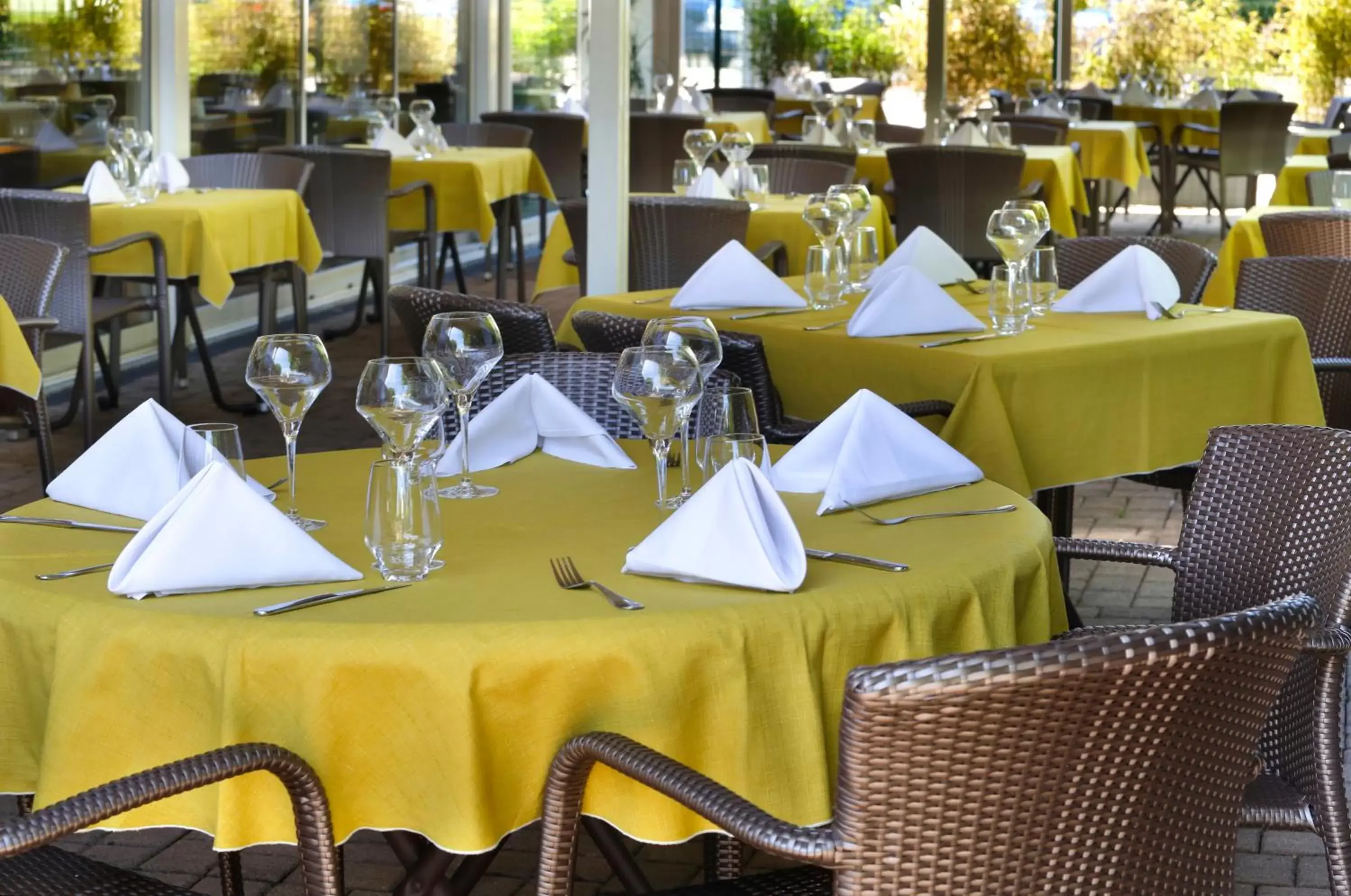 Patio, Restaurant/Places to Eat in The Originals Boutique, Hôtel Restaurant Arianis, Sochaux-Montbéliard