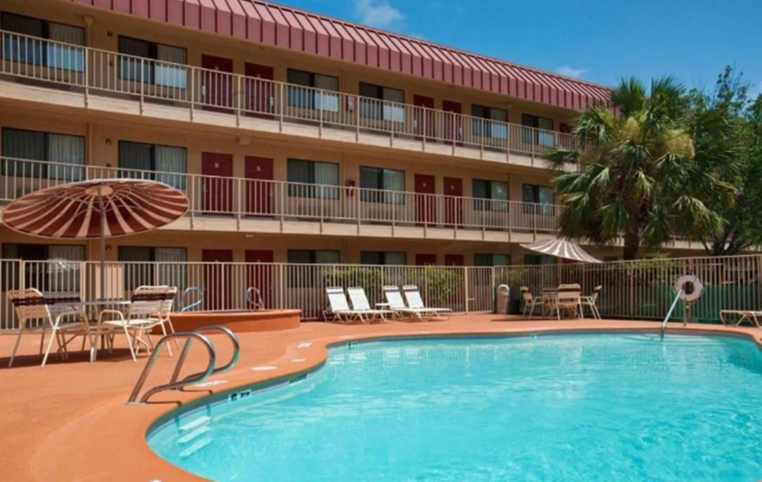 Swimming pool in Red Roof Inn Corpus Christi South