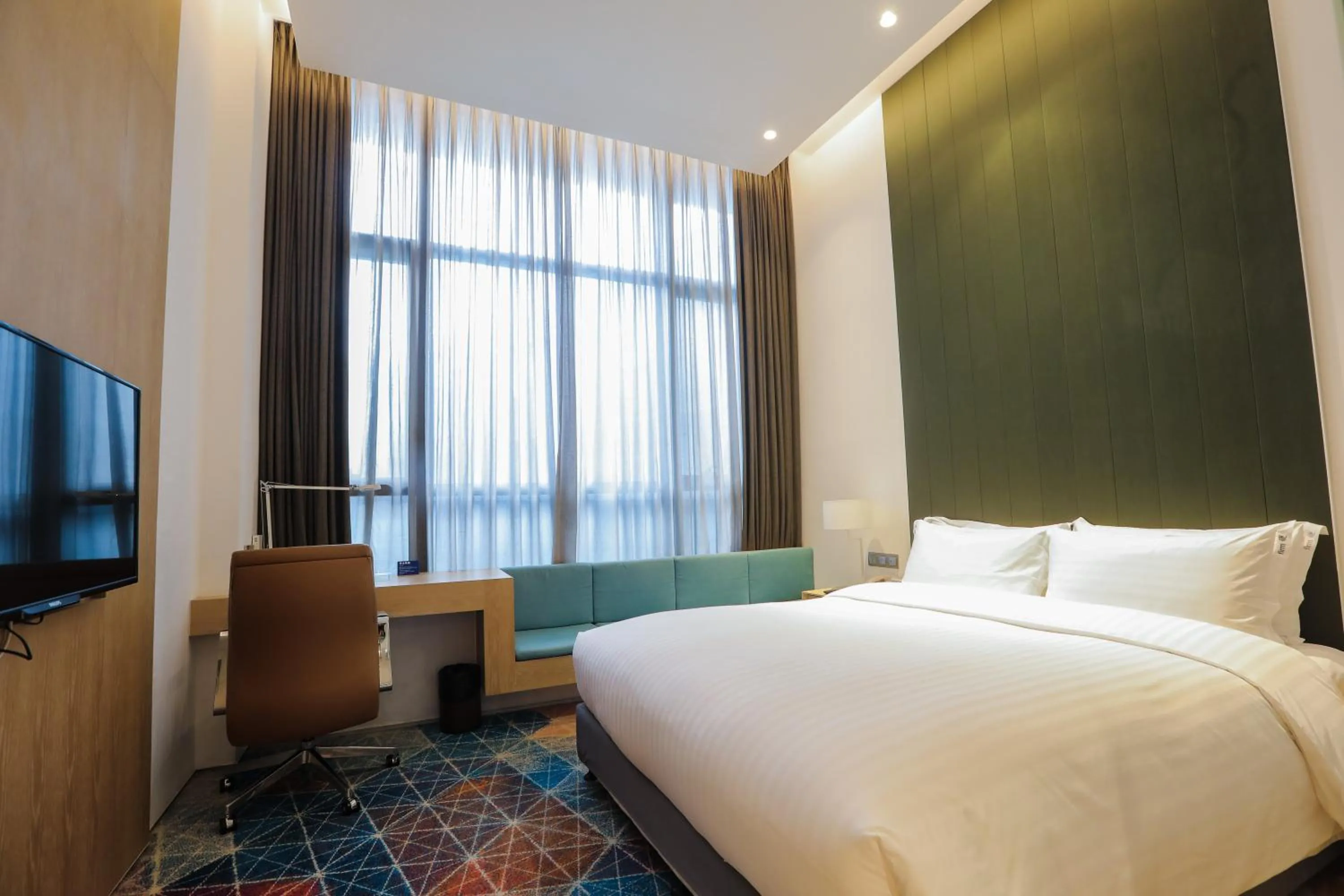 Photo of the whole room, Bed in Holiday Inn Express Shanghai Songjiang Fangta by IHG