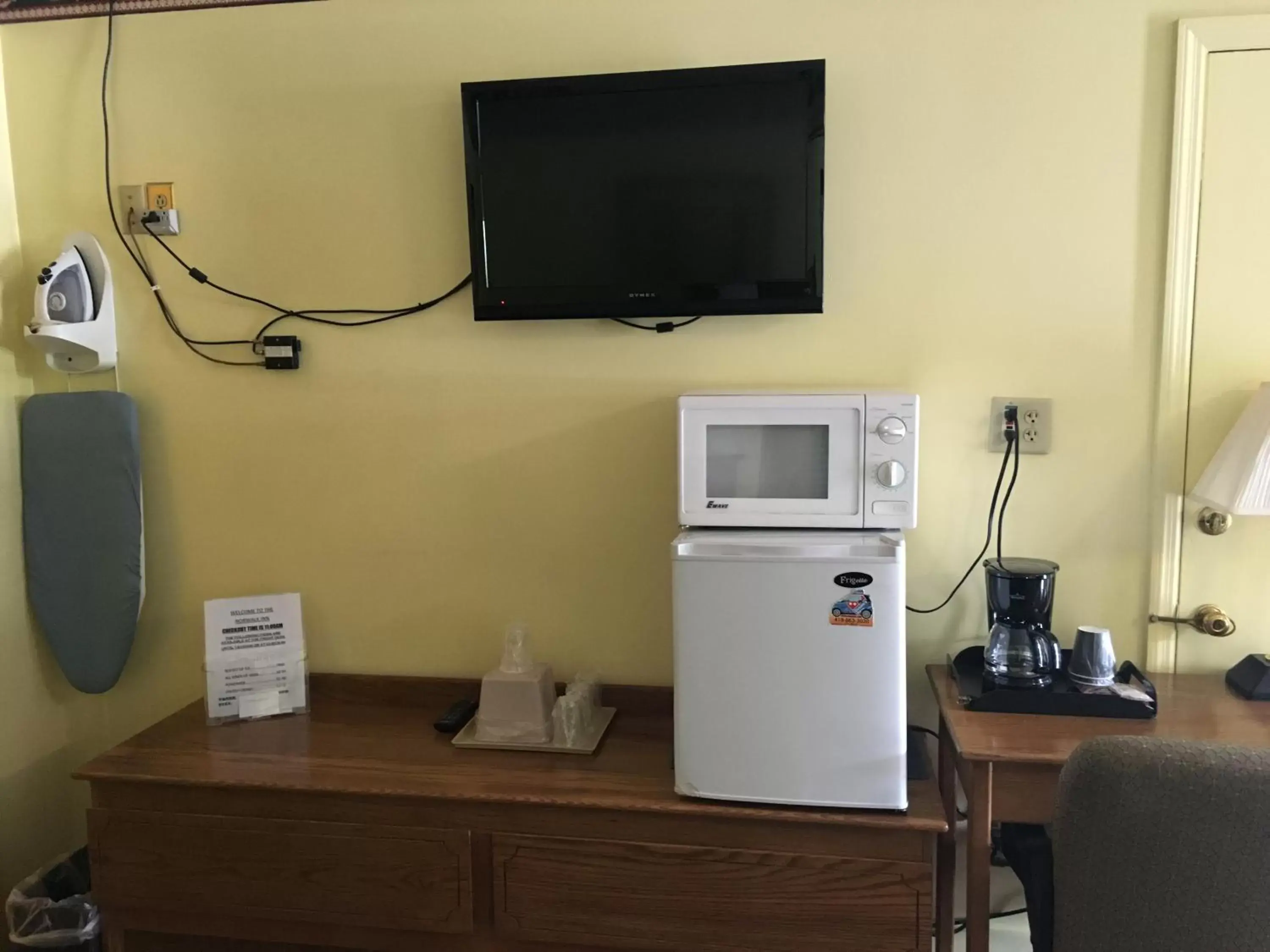 Photo of the whole room, Coffee/Tea Facilities in Norwalk Inn