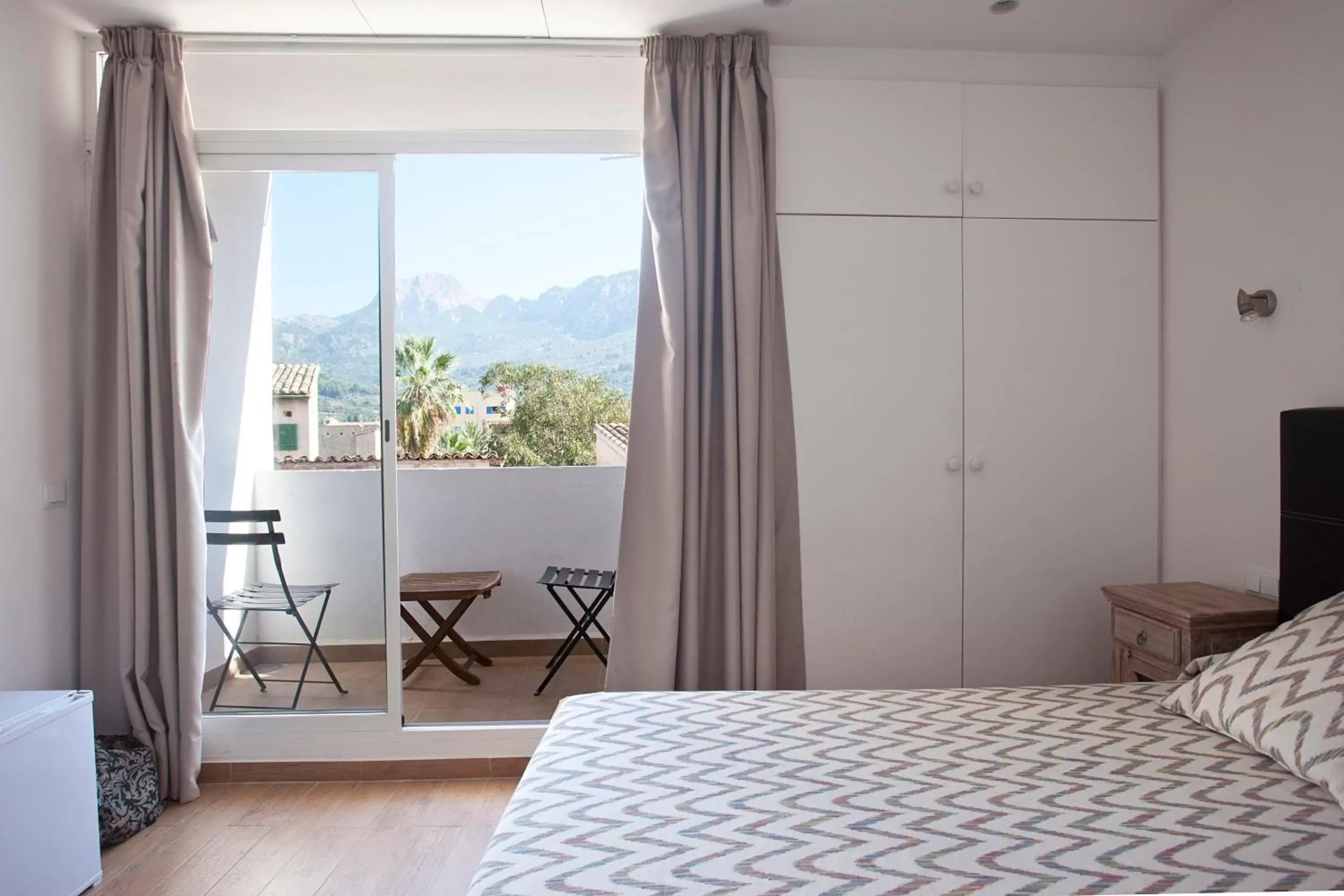 Balcony/Terrace, Bed in Hotel la Vila