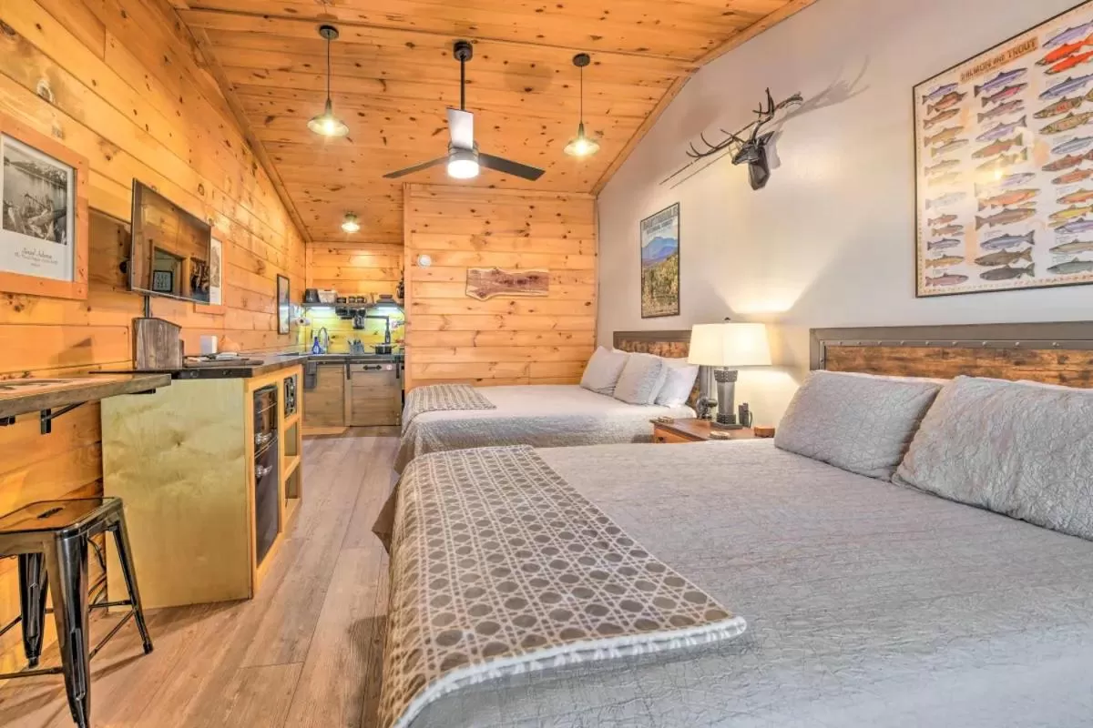 Bed in The Lodge Nantahala River