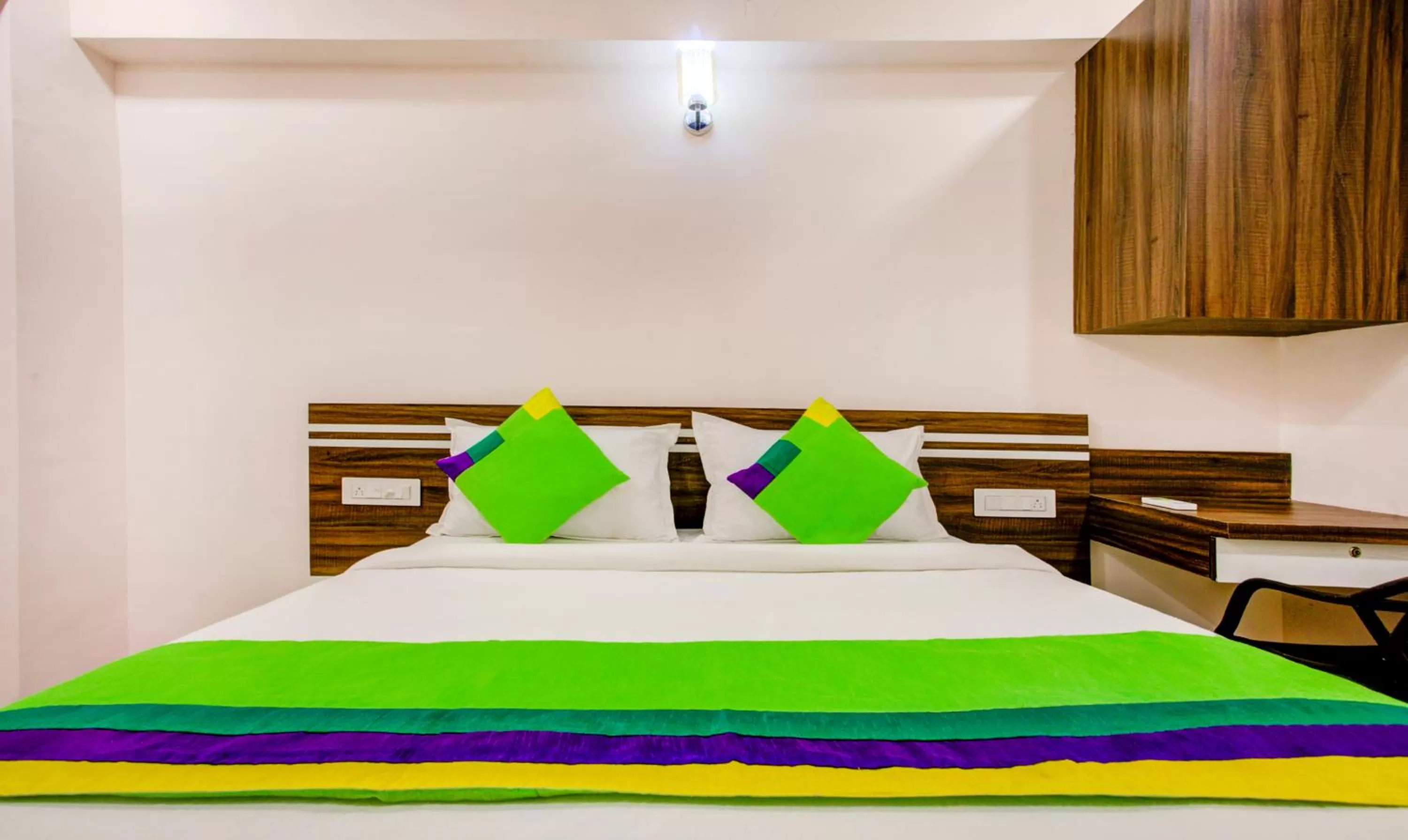 Bed in Treebo Kings Inn Vashi