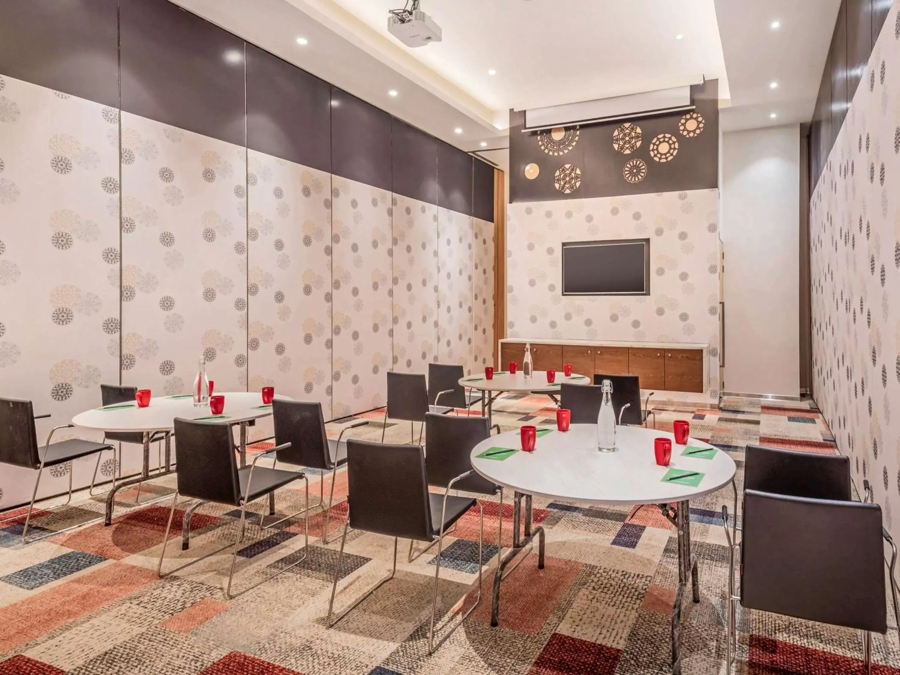 On site, Restaurant/Places to Eat in ibis Kolkata Rajarhat