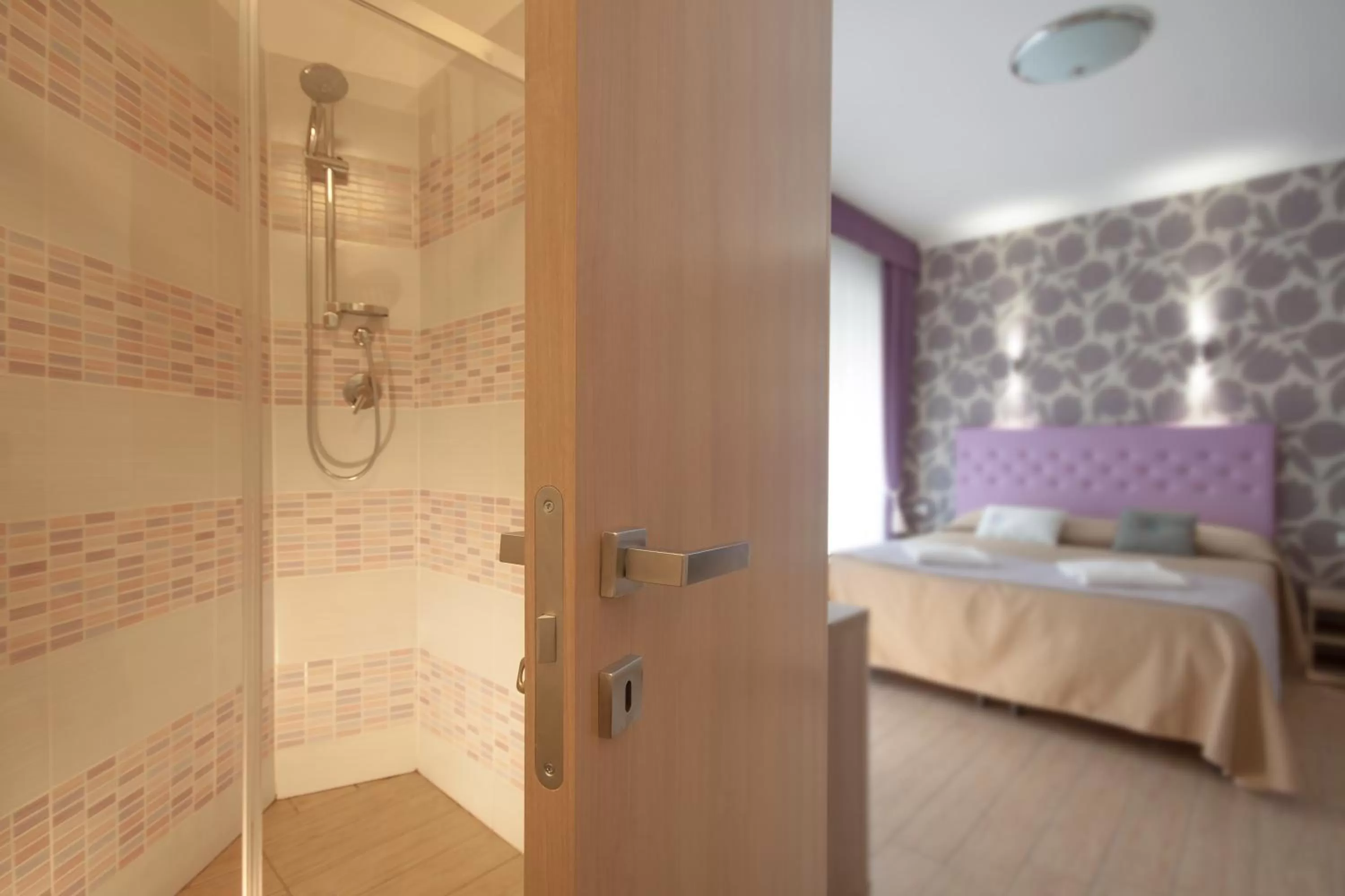 Bathroom, Bed in Rome Kings Suite