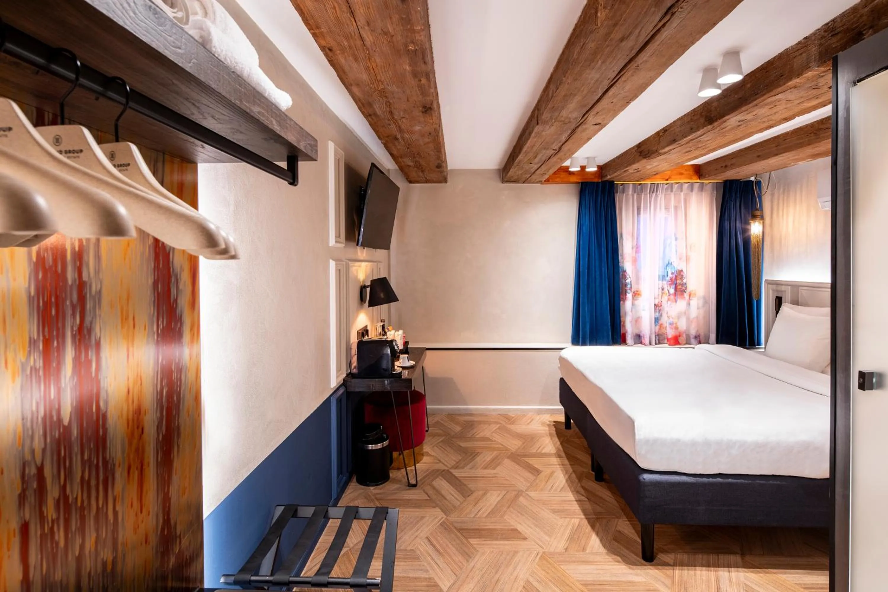 Photo of the whole room, Bed in Rokin Hotel