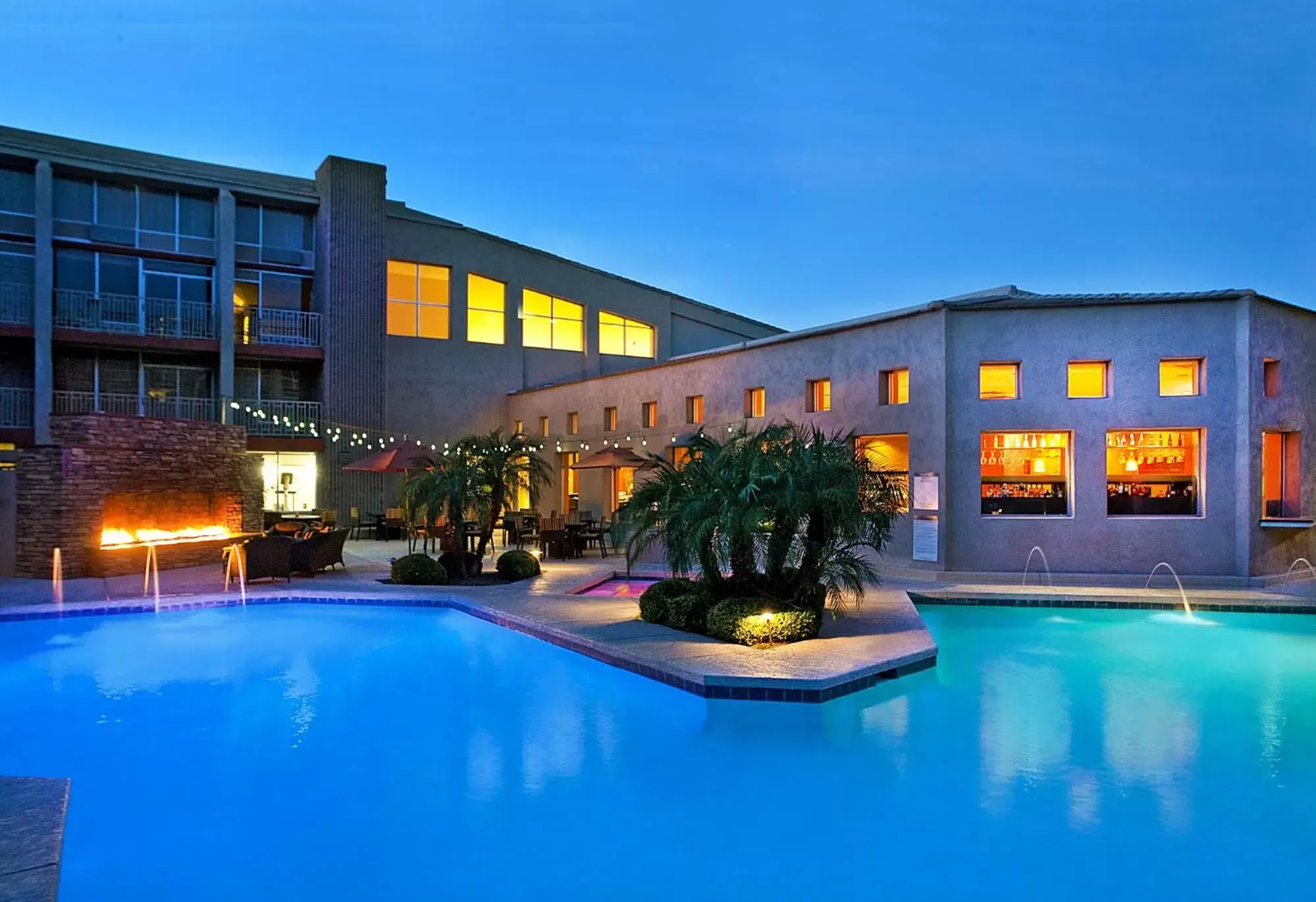Swimming pool, Property Building in Wyndham Phoenix Airport - Tempe
