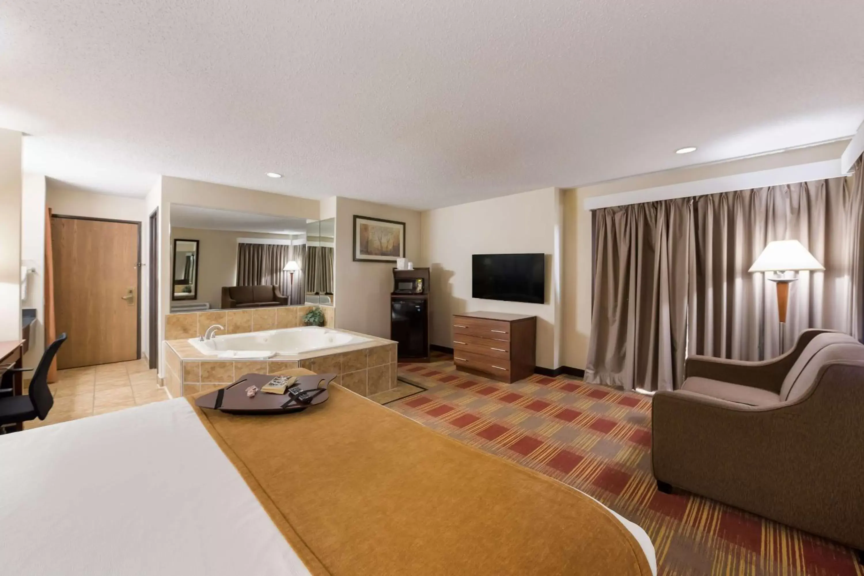 Bedroom, TV/Entertainment Center in Best Western Lakewood Inn