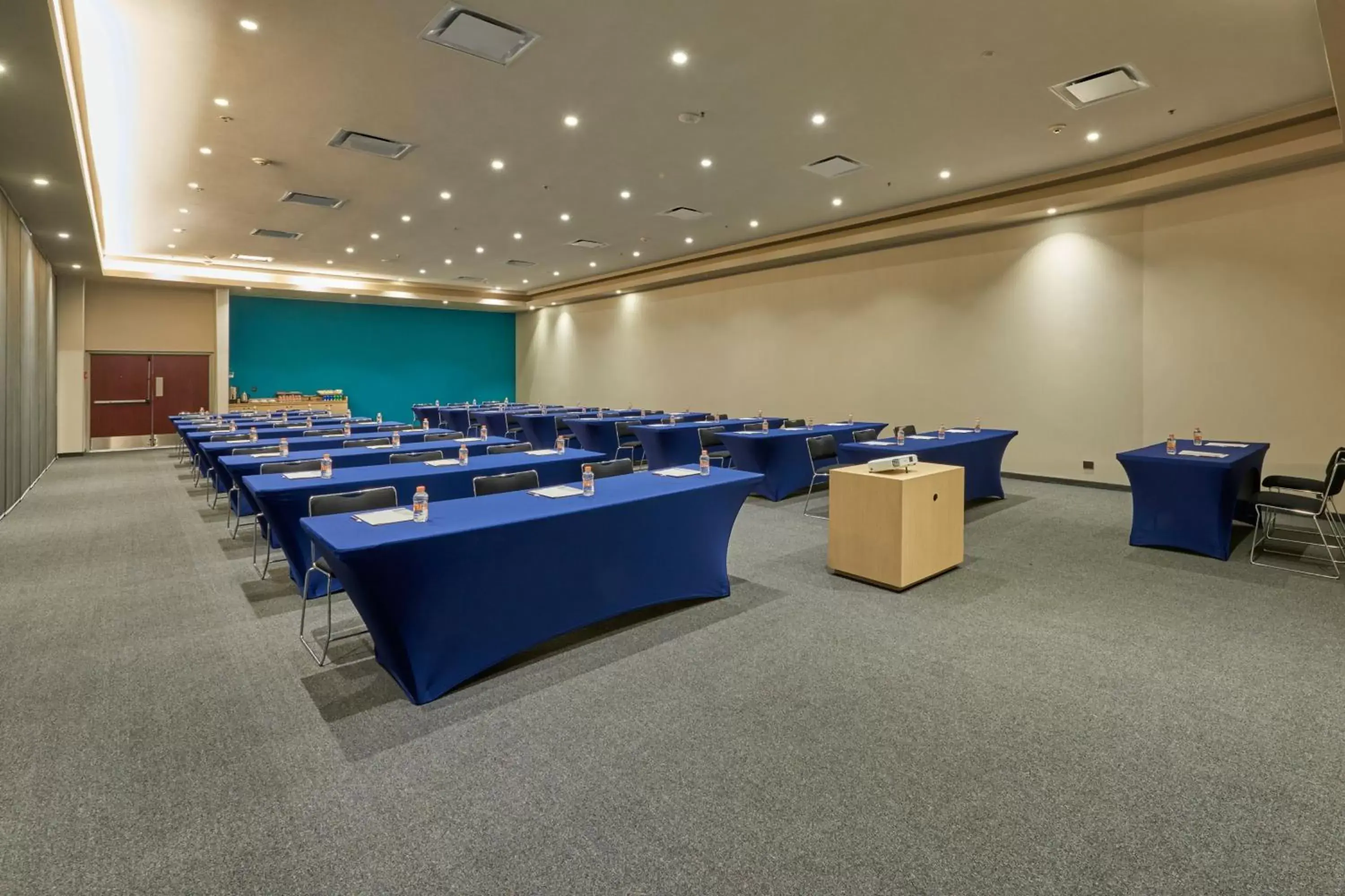 Meeting/conference room in City Express by Marriott Suites Toluca