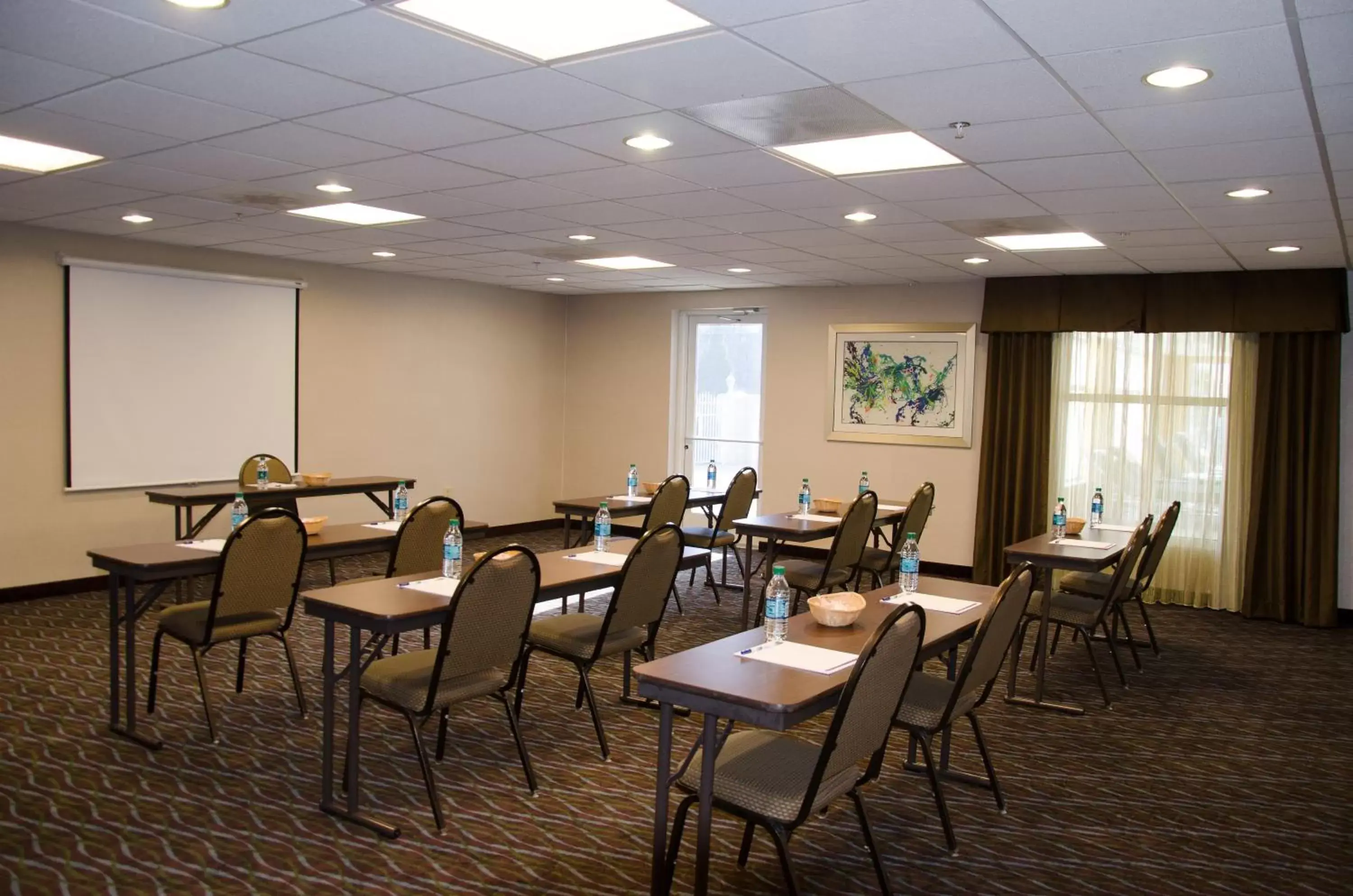 Meeting/conference room, Restaurant/Places to Eat in Holiday Inn Express Hotel & Suites - Concord, an IHG Hotel