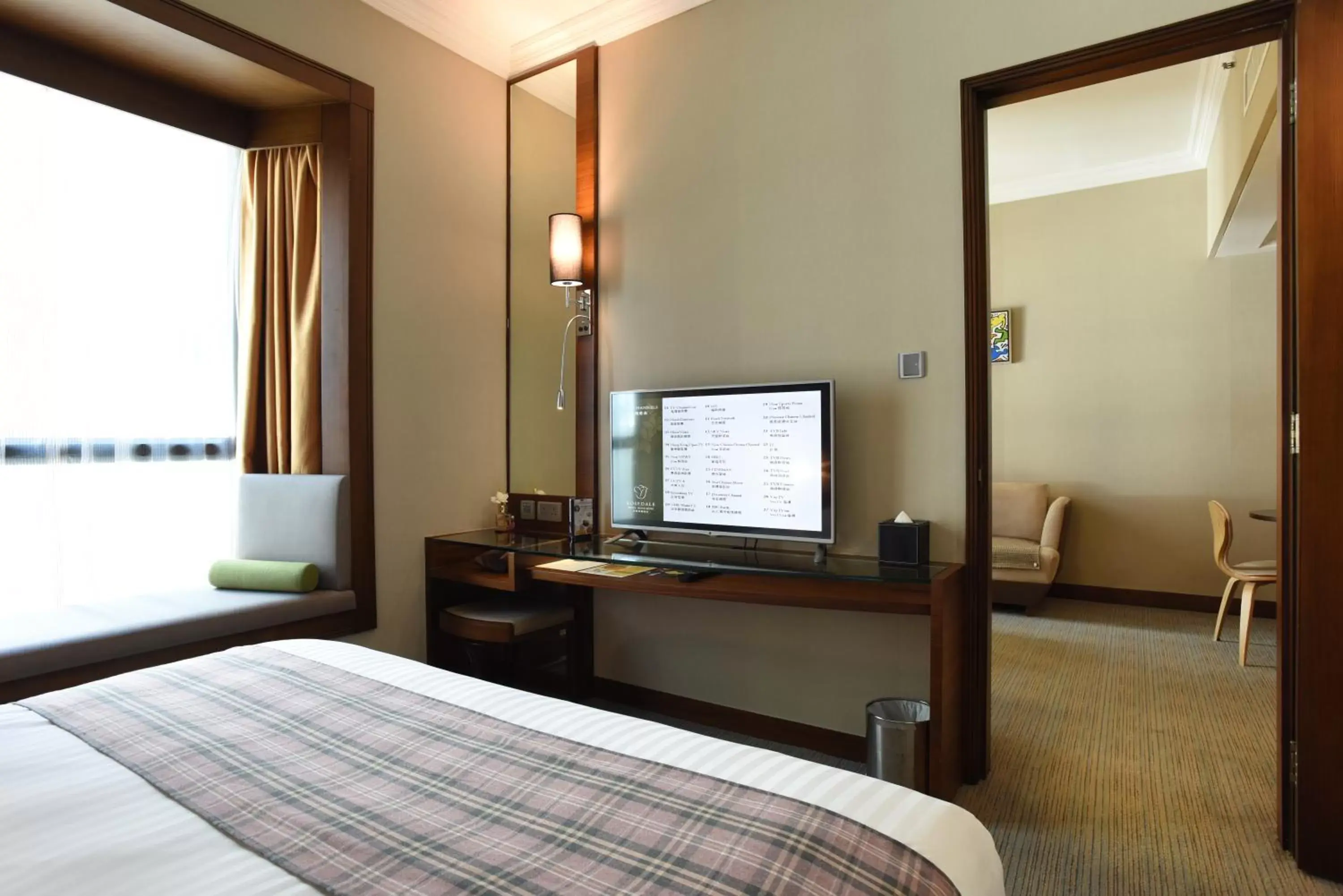 Bed, TV/Entertainment Center in Rosedale Hotel Hong Kong