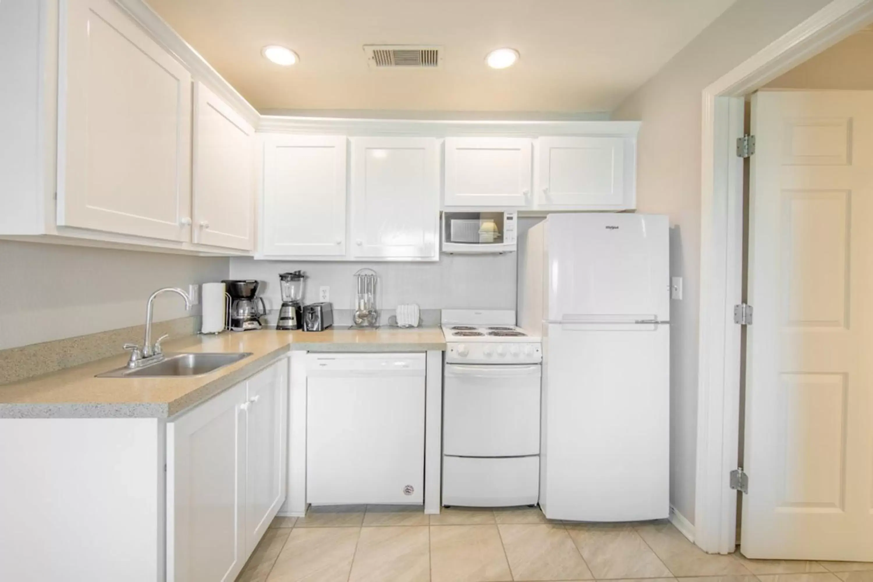 Photo of the whole room, Kitchen/Kitchenette in Holiday Inn Club Vacations Galveston Seaside Resort, an IHG Hotel