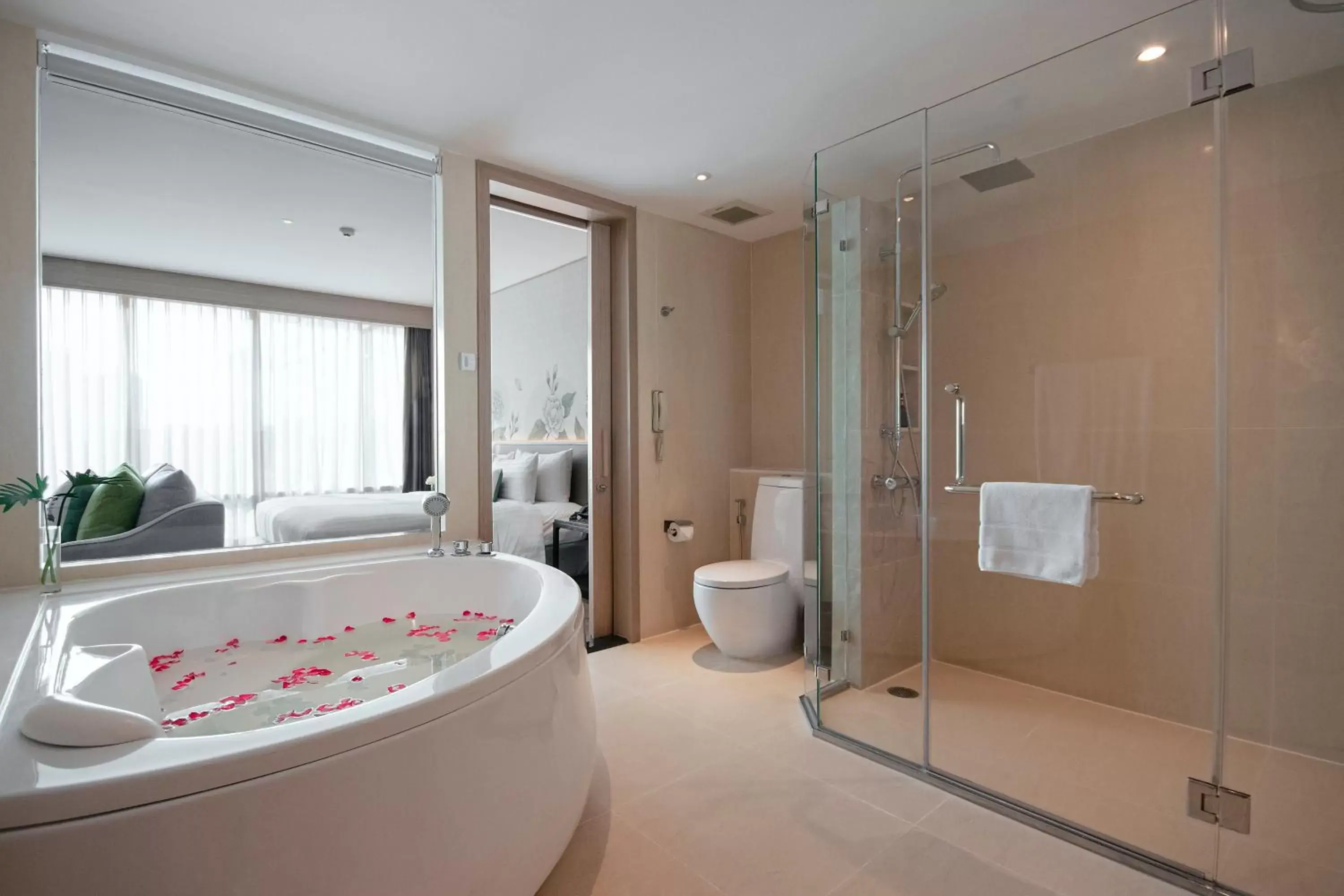 Shower, Bathroom in Sivatel Bangkok Hotel