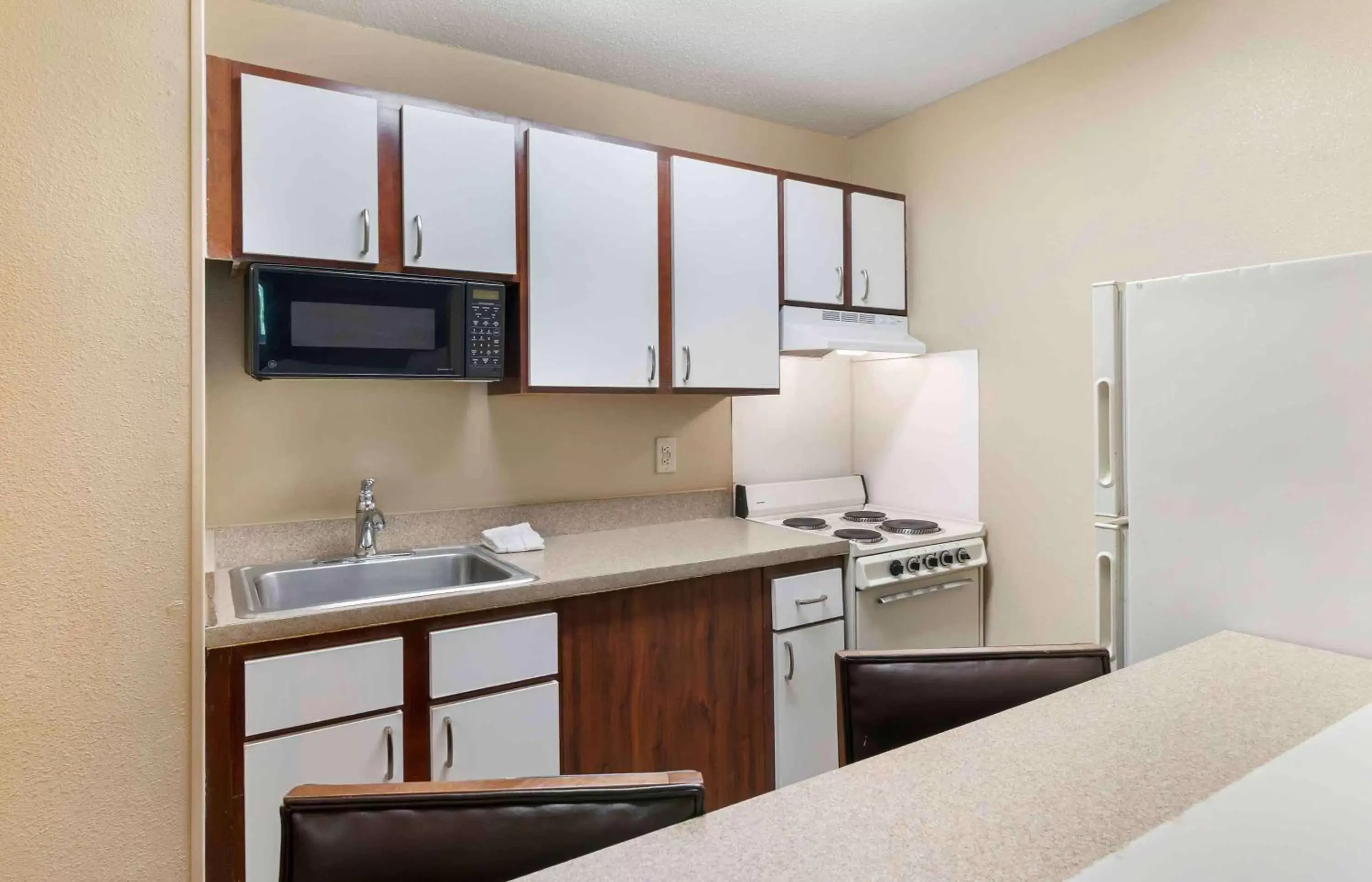 Bedroom, Kitchen/Kitchenette in Extended Stay America Suites - St Louis - Earth City