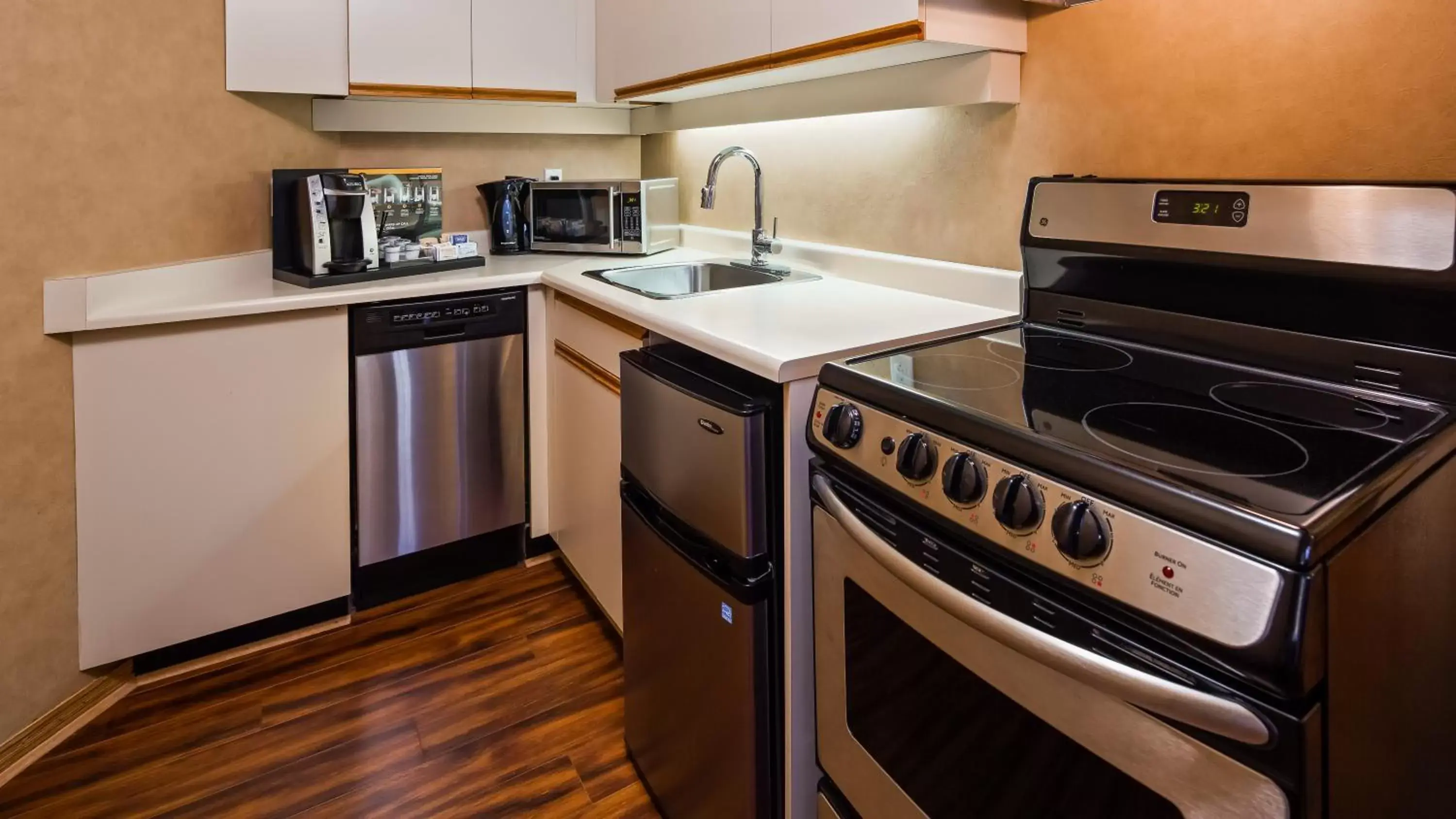 Kitchen or kitchenette, Kitchen/Kitchenette in Best Western Plus Emerald Isle Hotel