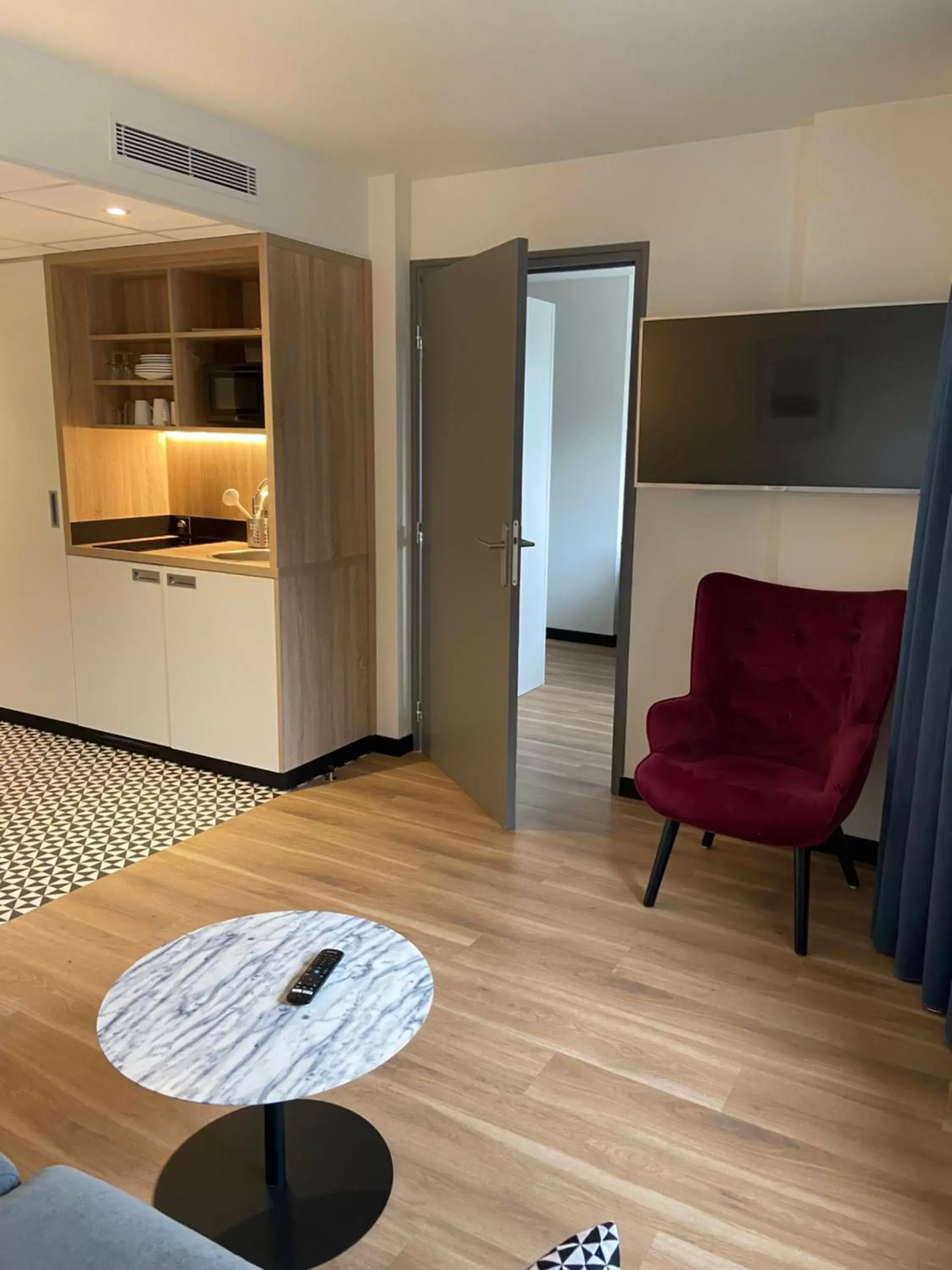 Kitchen or kitchenette, Seating Area in Tulip Residences Joinville-Le-Pont