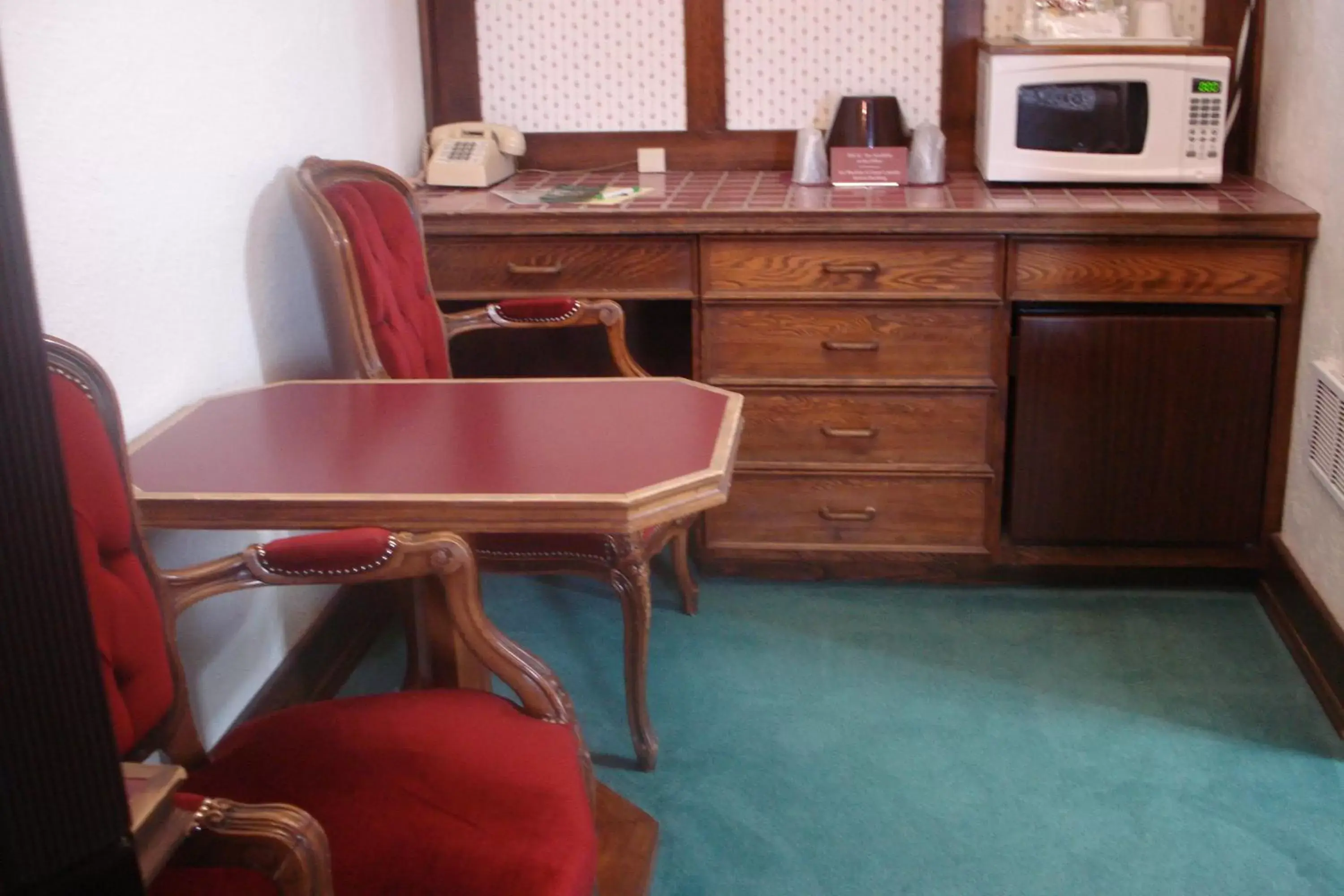 Coffee/tea facilities, Seating Area in Sequim West Inn