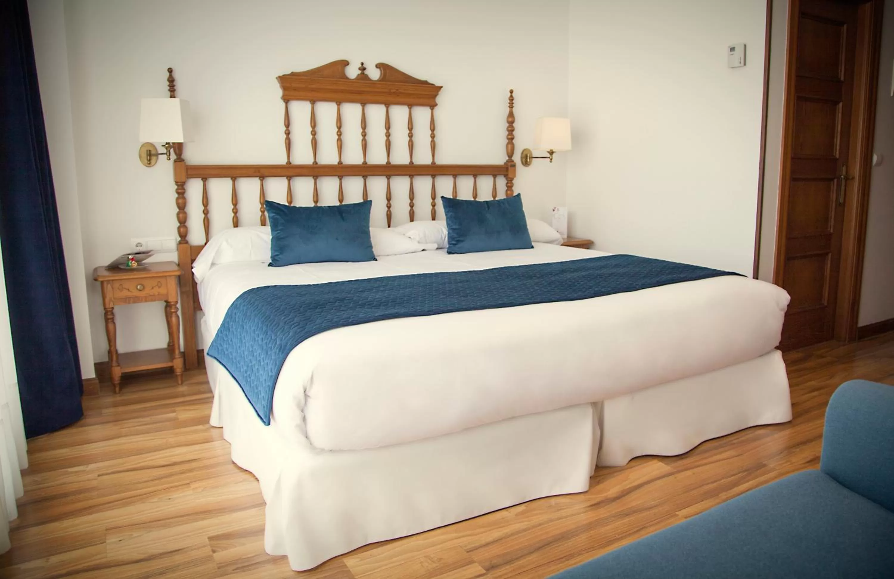 Photo of the whole room, Bed in Palacio Azcárate Hotel