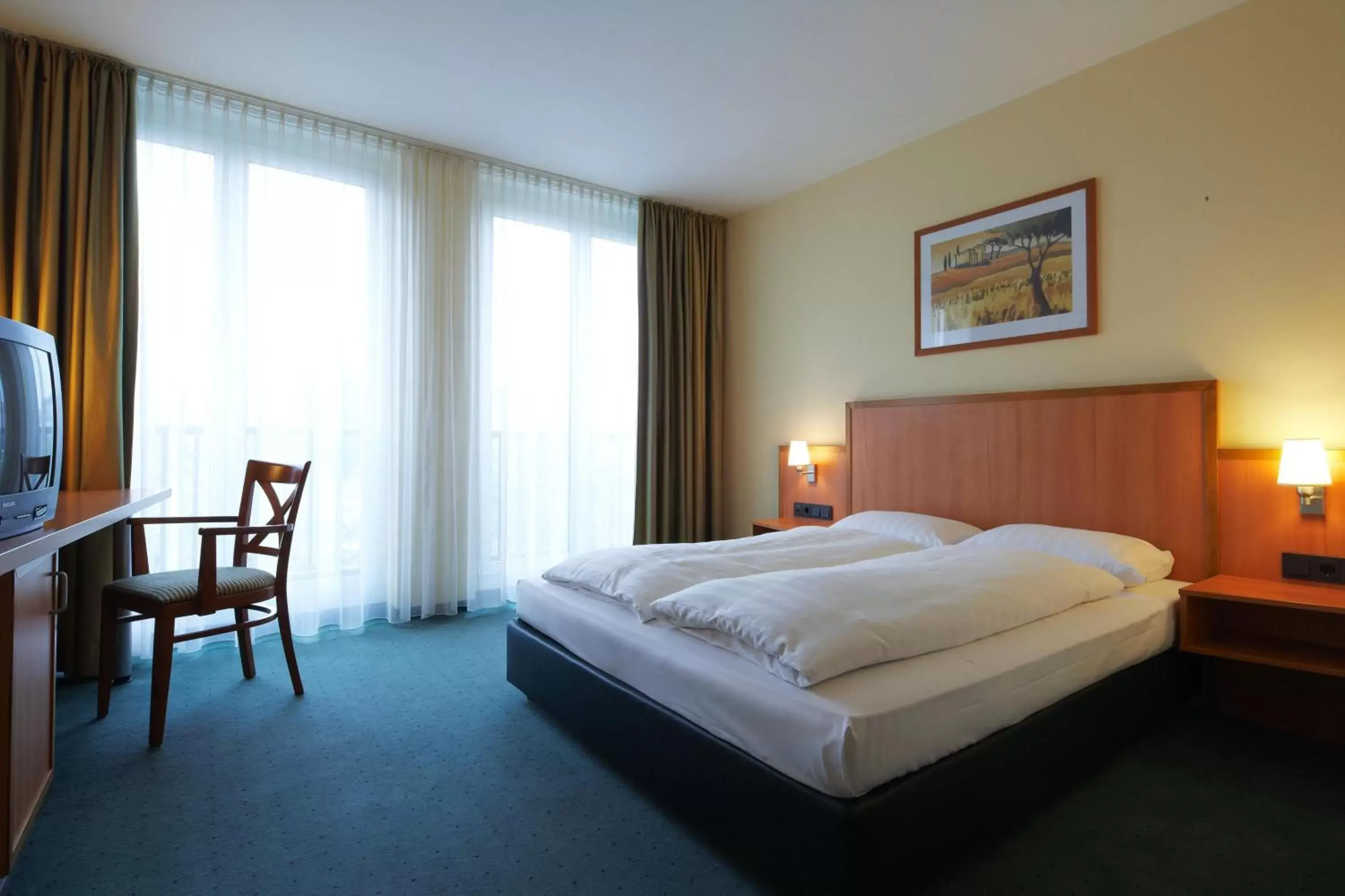 Photo of the whole room, Bed in IntercityHotel Bremen