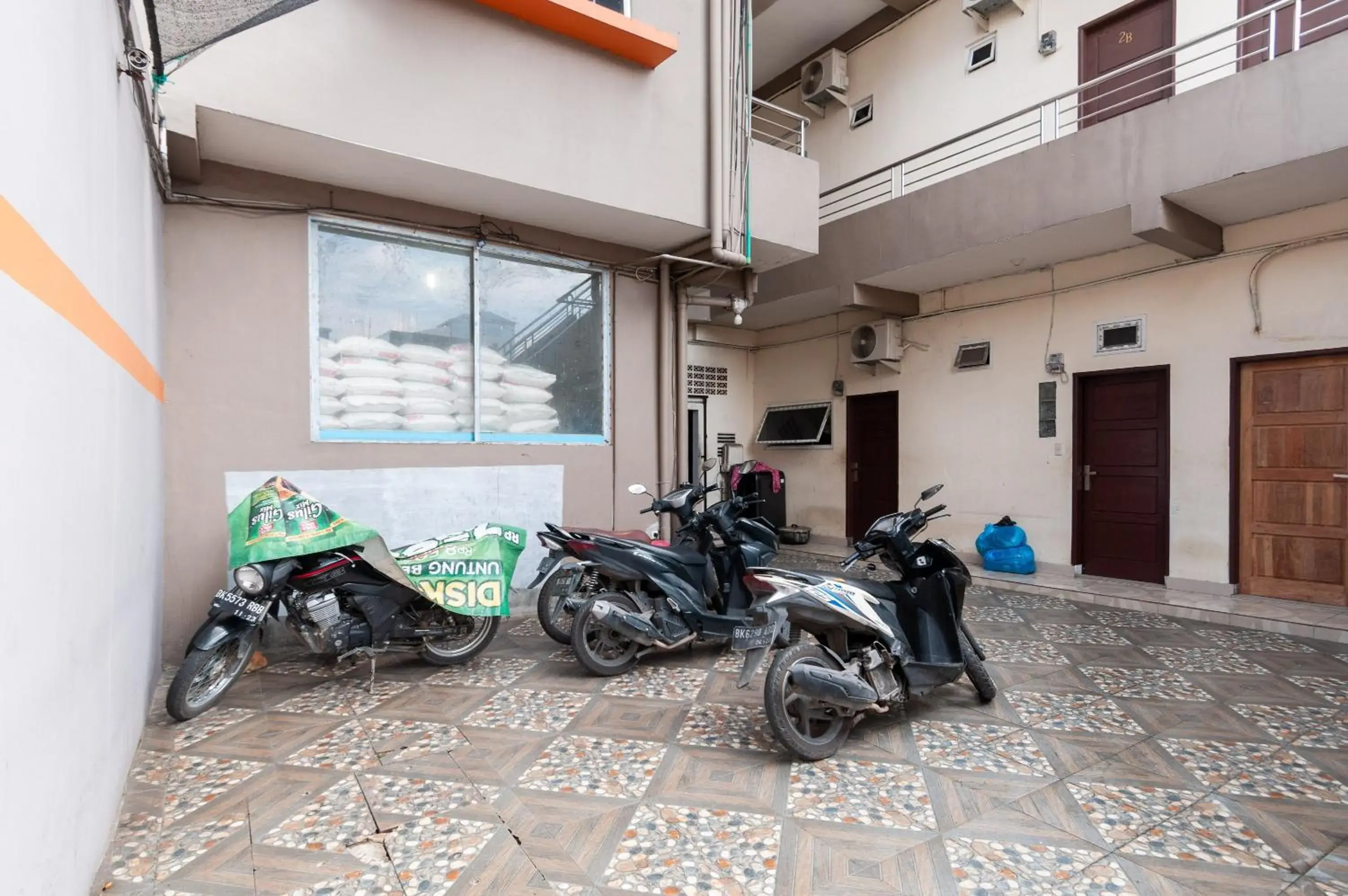 Parking in OYO 1763 Dinda Residence Syariah