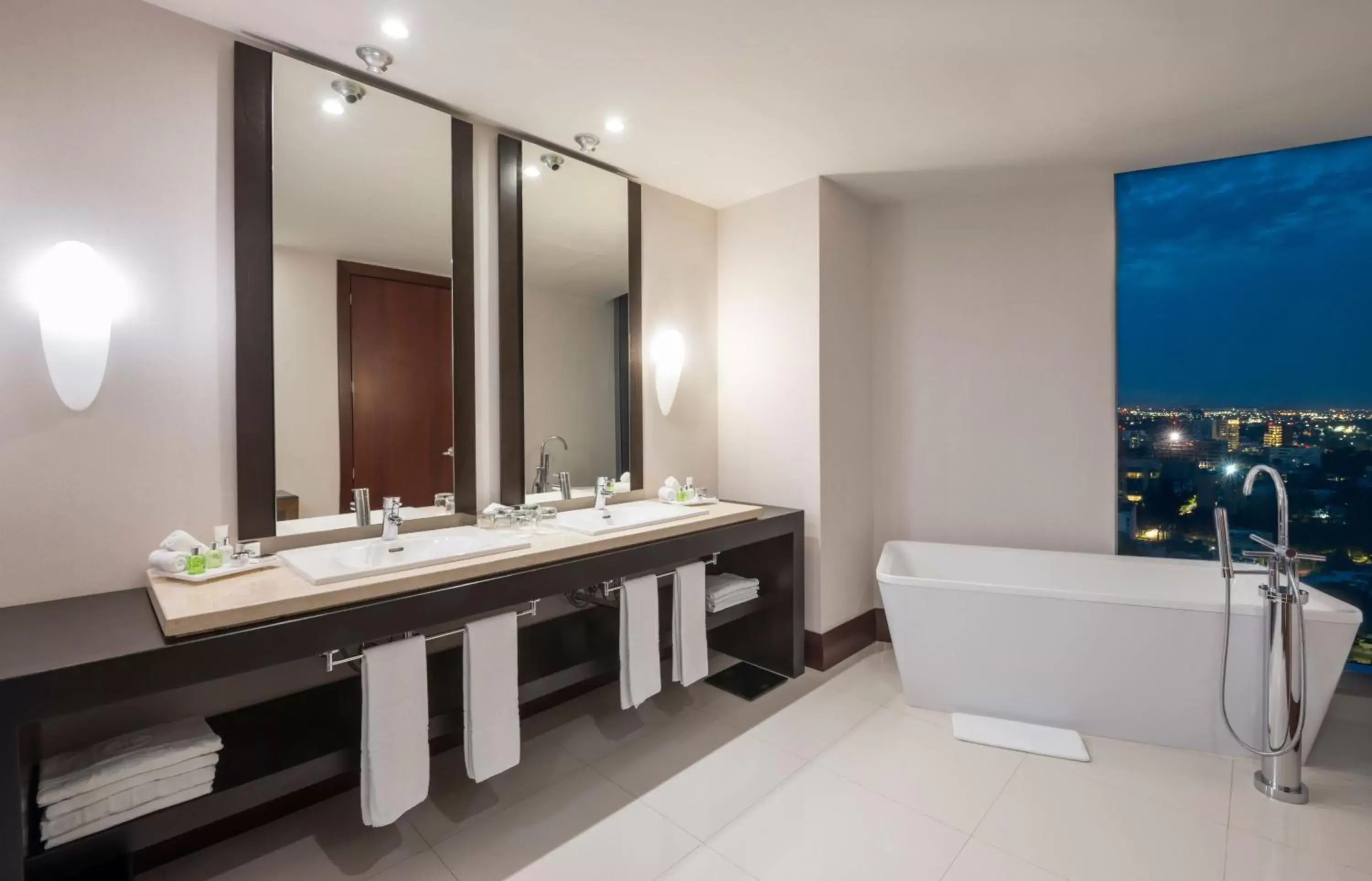 Bathroom in NH Collection Guadalajara Providencia