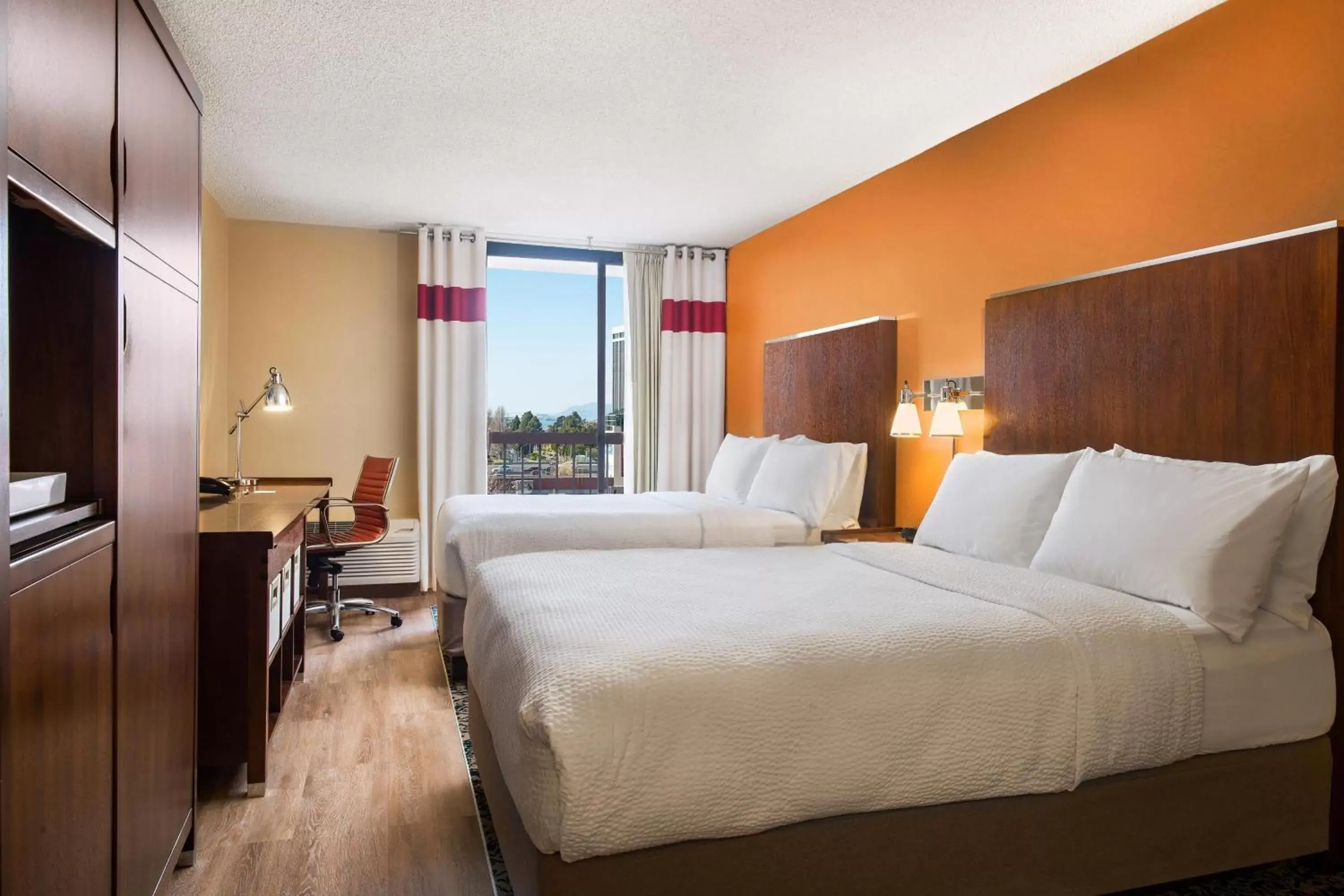 Photo of the whole room, Bed in Four Points by Sheraton - San Francisco Bay Bridge