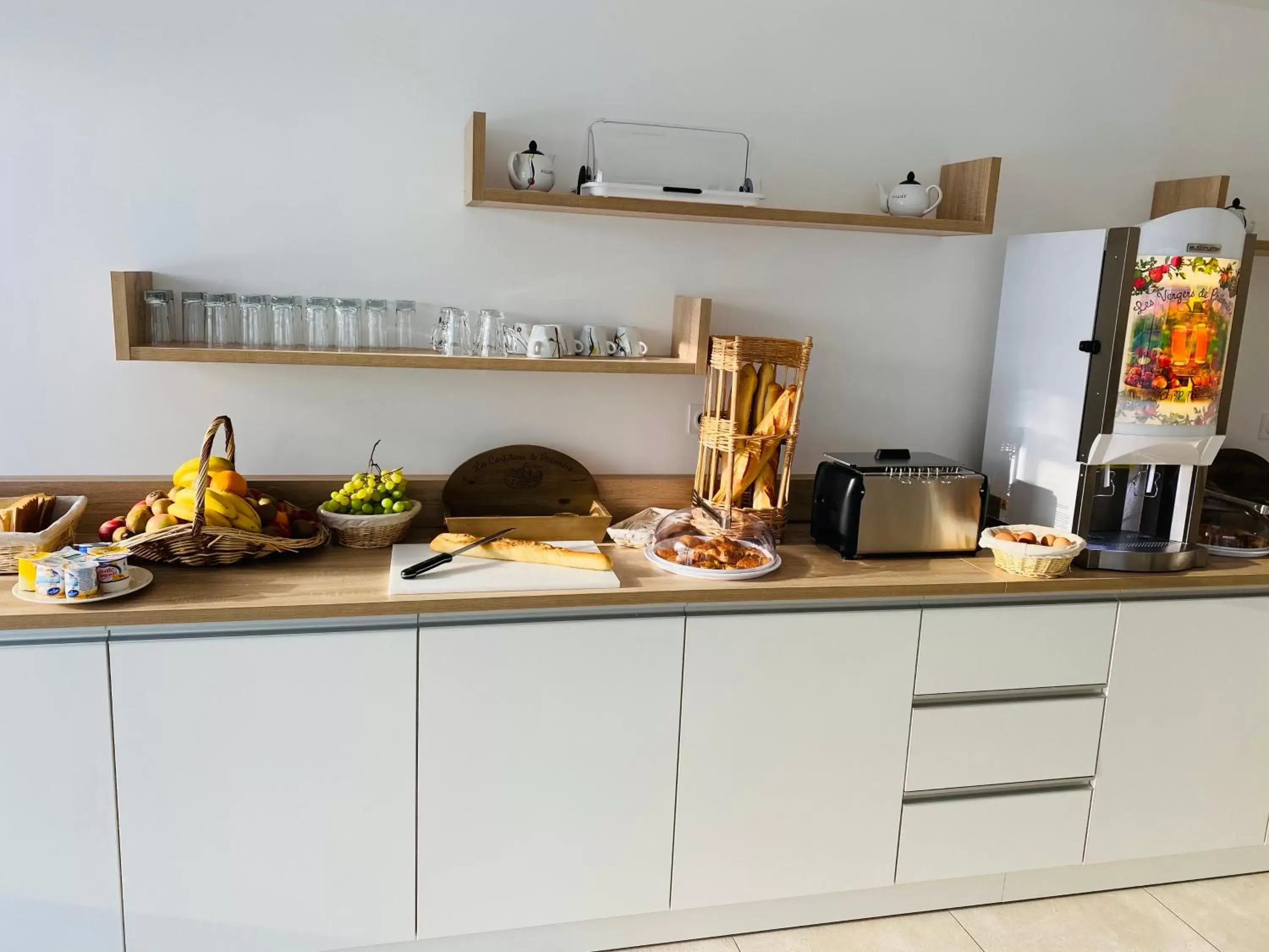 Breakfast, Kitchen/Kitchenette in Lagrange Apart'Hôtel Antibes Olympie