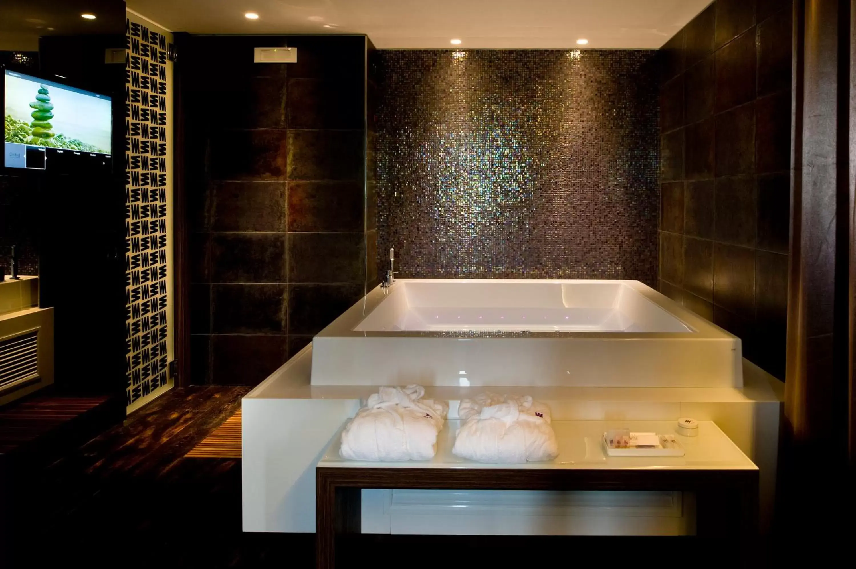 Hot Tub, Bathroom in Viola Mhotel