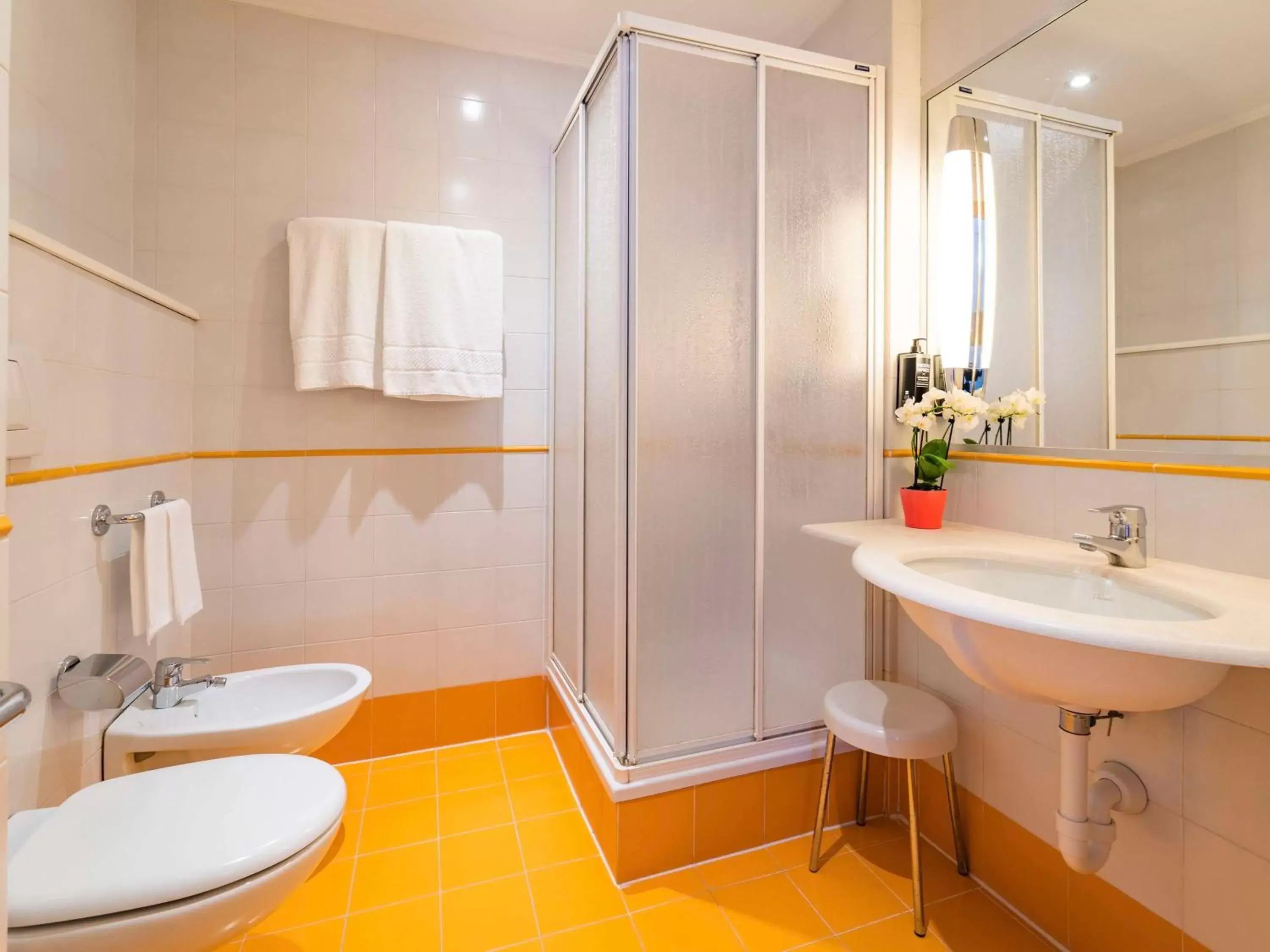 Bathroom in Ibis Styles Napoli Garibaldi
