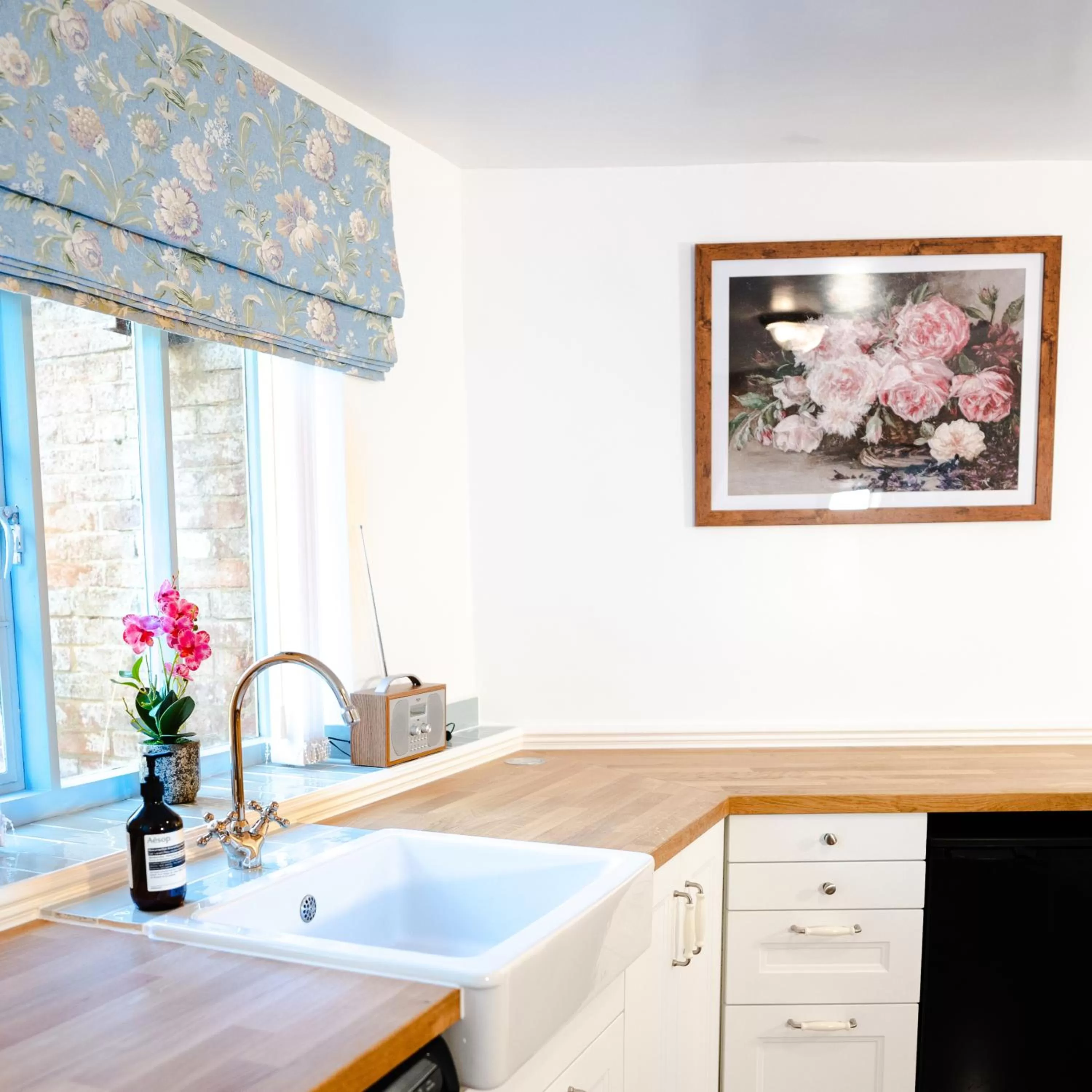 Kitchen or kitchenette, Bathroom in Hovell Hall Country Bed and Breakfast