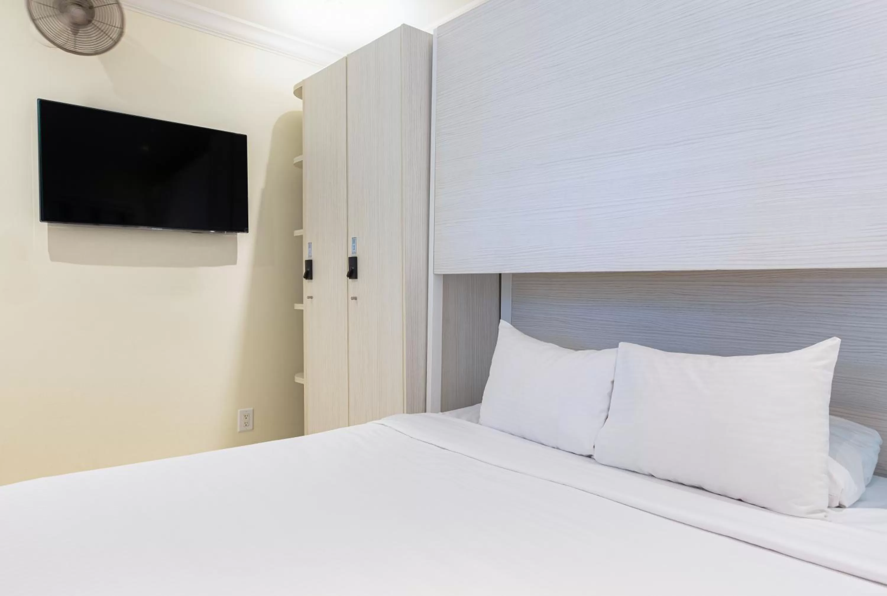 Communal lounge/ TV room, Bed in Nyah - Adult Exclusive