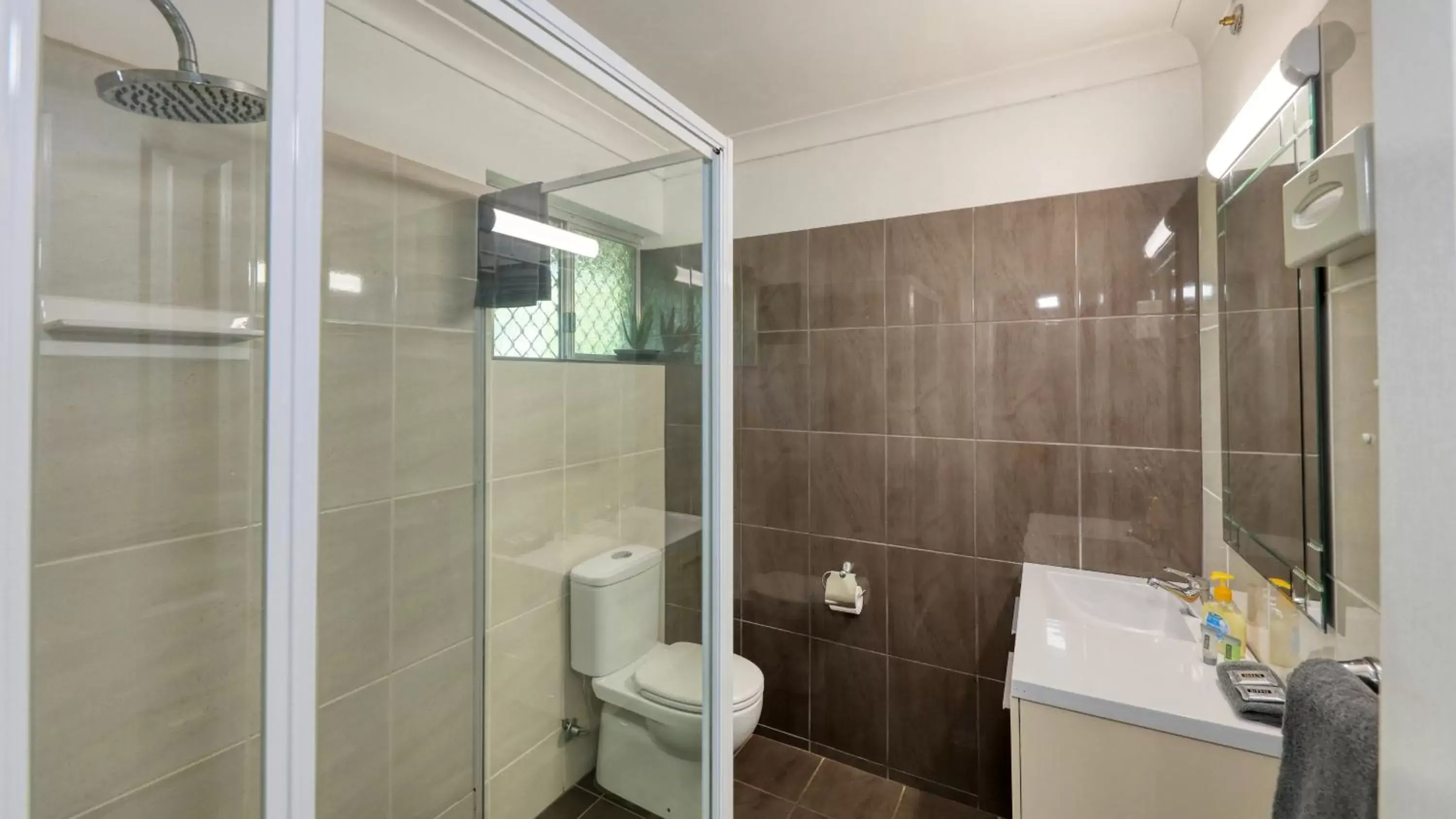 Shower, Bathroom in Country Leisure Motor Inn