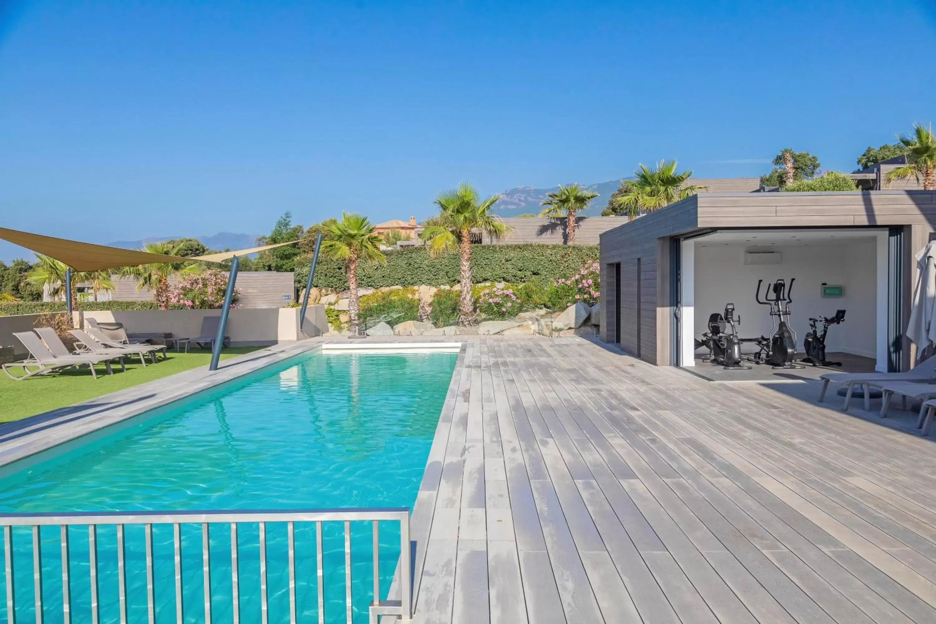 Property building, Swimming Pool in Résidence Pierre & Vacances Premium Les Terrasses d'Arsella